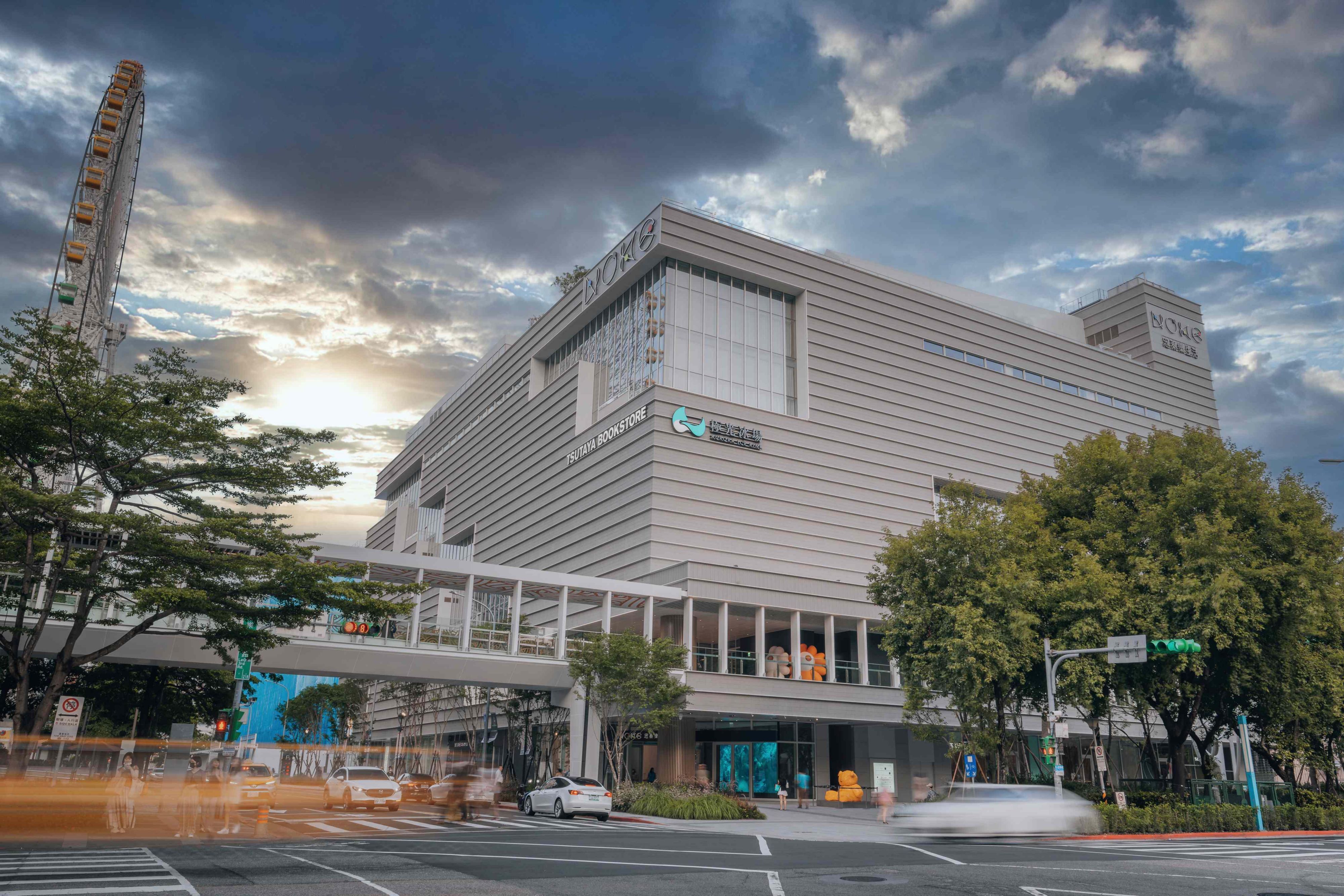 A 5-6 minute walk will lead you to Miramar Entertainment Park and Mall Noke. You'll discover not only a convergence of gourmet dining, shopping, and beauty, but also renowned spots like Tsutaya Bookstore and Aurora Ice Rink, and a cinema for your entertainment options.