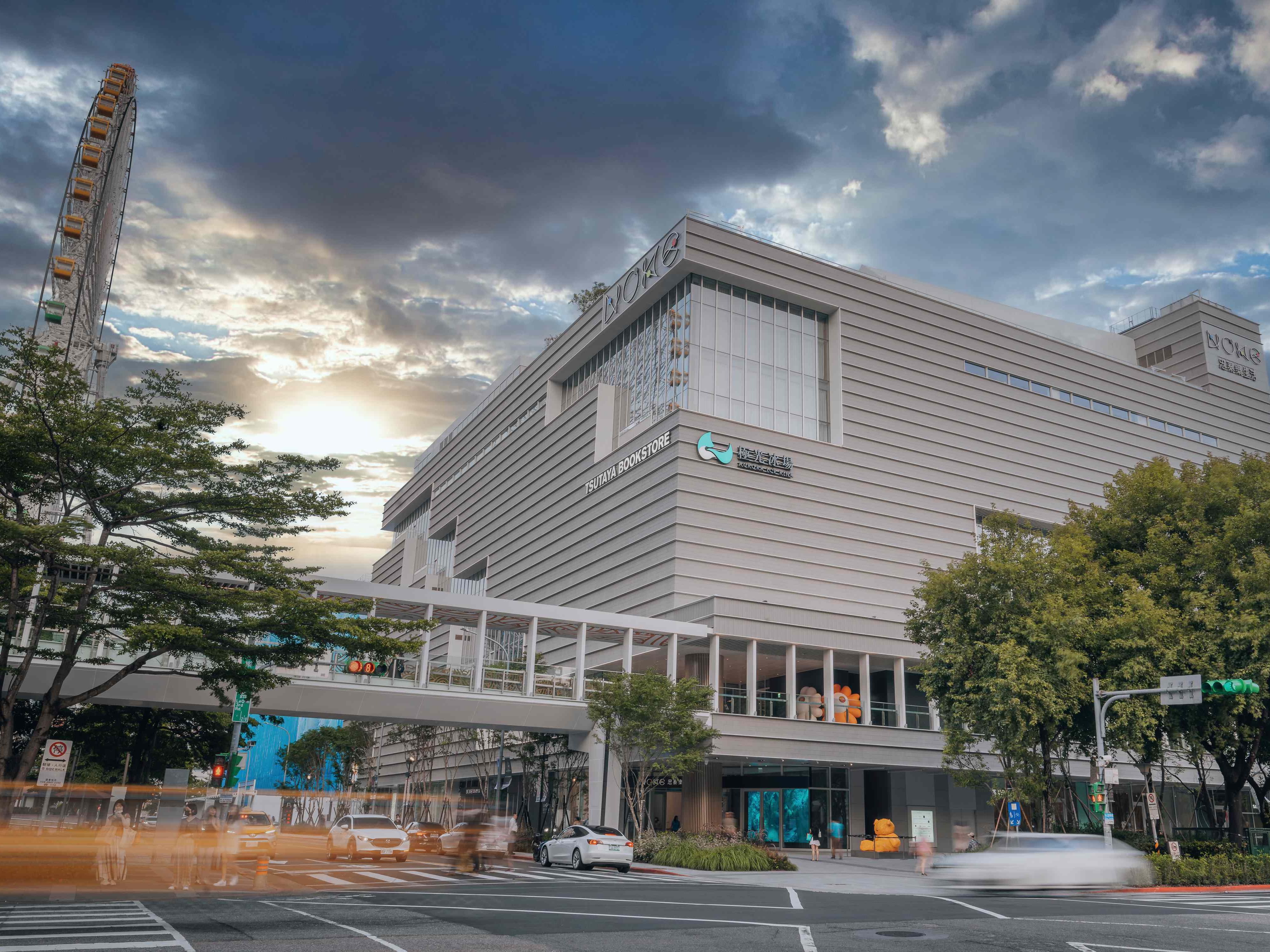 A 5-6 minute walk will lead you to Miramar Entertainment Park and Mall Noke. You'll discover not only a convergence of gourmet dining, shopping, and beauty, but also renowned spots like Tsutaya Bookstore and Aurora Ice Rink, and a cinema for your entertainment options.