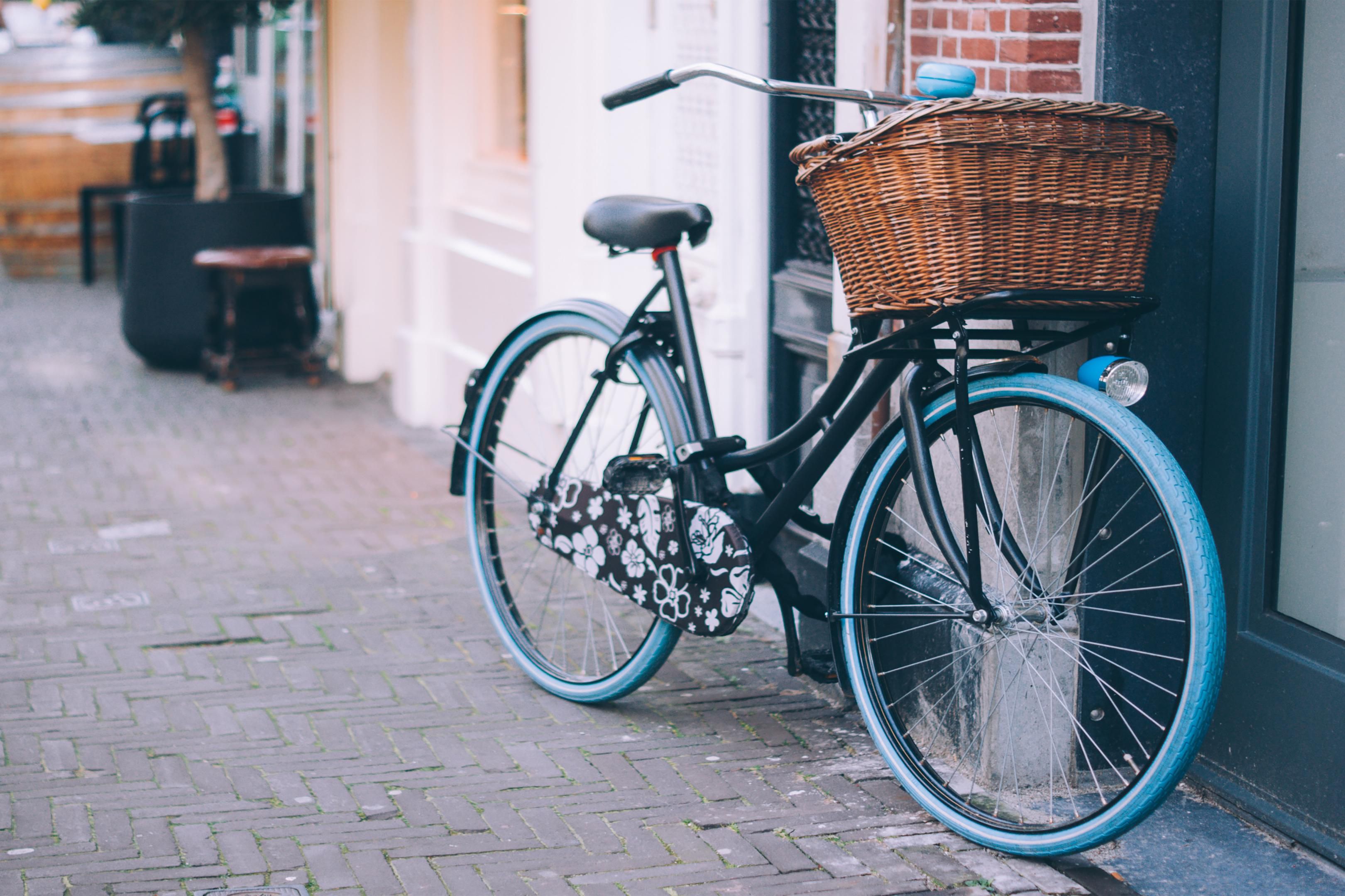 Le vélo est le meilleur moyen d'explorer La Haye. Soyez donc comme un Hollandais et louez l'un des vélos de l'hôtel. Les membres de notre équipe peuvent vous fournir des indications pour sortir et découvrir notre quartier. Qu'il s'agisse d'expériences à voir, à écouter ou à manger, ou de joyaux cachés hors des sentiers battus.