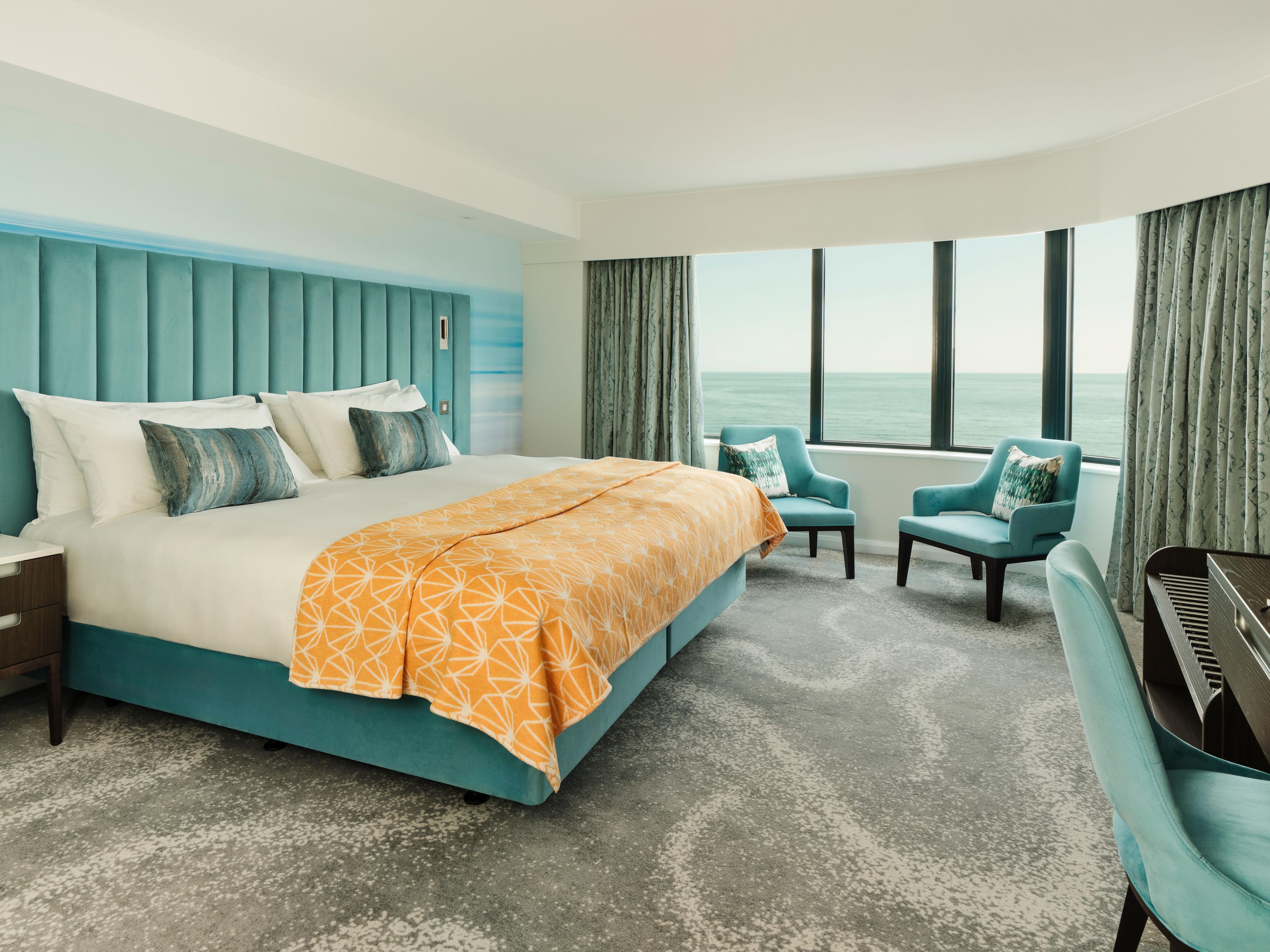 Despierta con impresionantes vistas al mar en habitaciones que combinan a la perfección el diseño contemporáneo con el encanto local de la Riviera inglesa. Cada espacio ofrece un refugio a gusto e inspirador donde la hospitalidad boutique se combina con la elegancia costera sin esfuerzo.