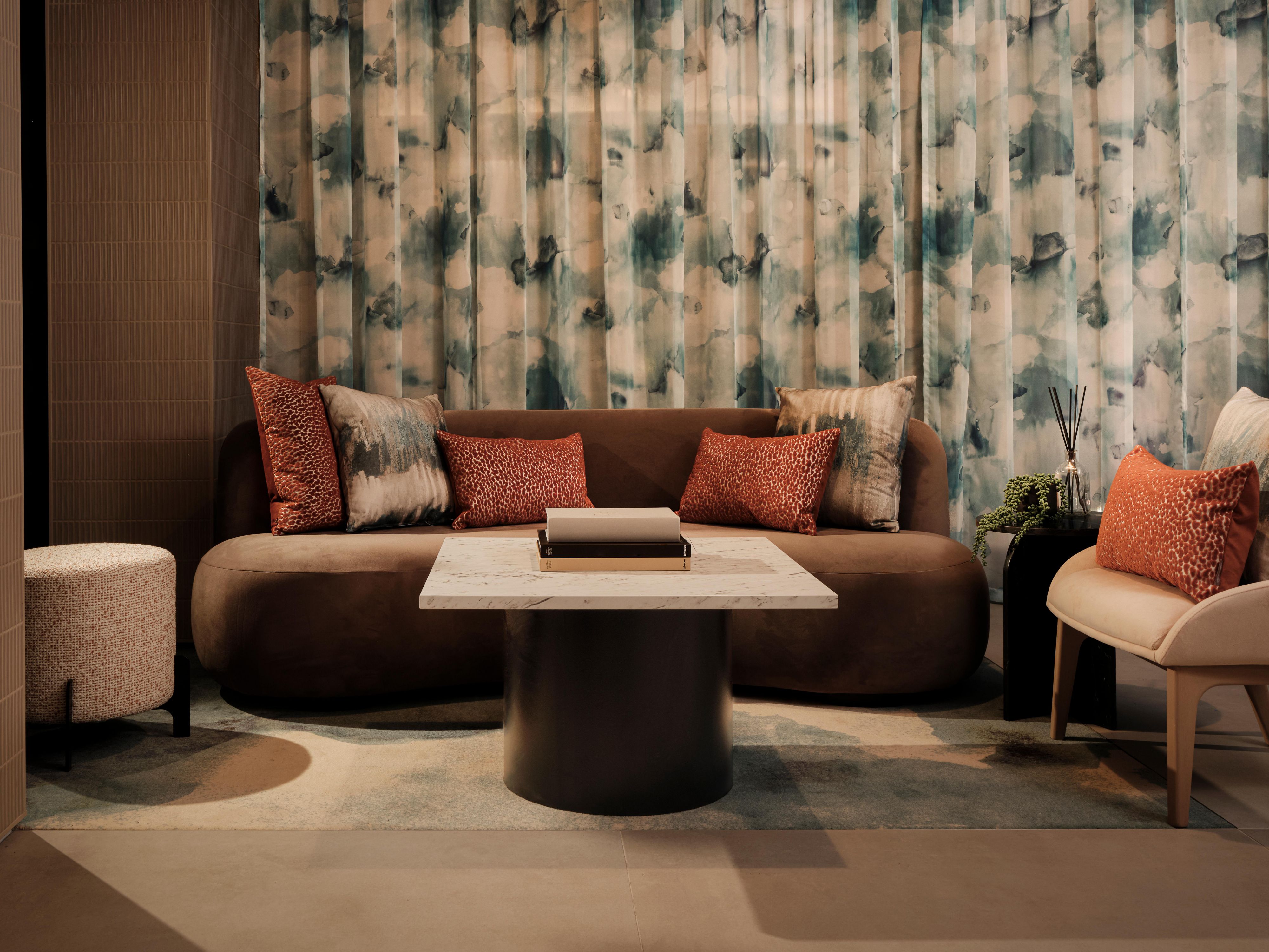 休息とリラクゼーションのためにデザインされた静かなトリートメント客室で一日の疲れを癒してください。癒しのセラピーから、静かで贅沢な時間まで、リラックスしてエネルギーを充電し、リフレッシュするためのスペースをお楽しみください。