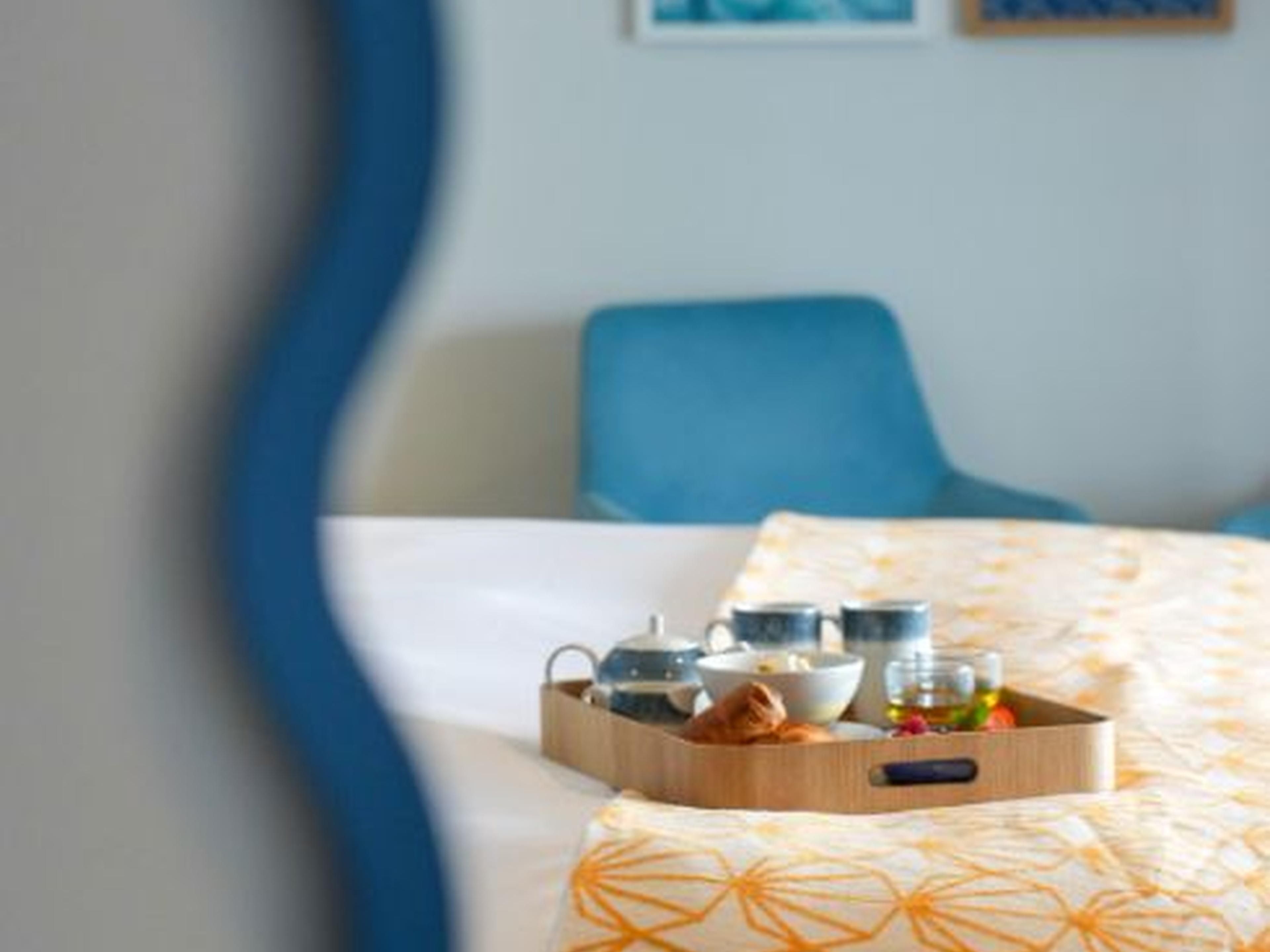 استمتع براحة خدمة الغرف متى شئت. من وجبة الإفطار في السرير إلى الوجبات المسائية ، يمكنك الحصول على خيارات لذيذة على بعد مكالمة هاتفية.