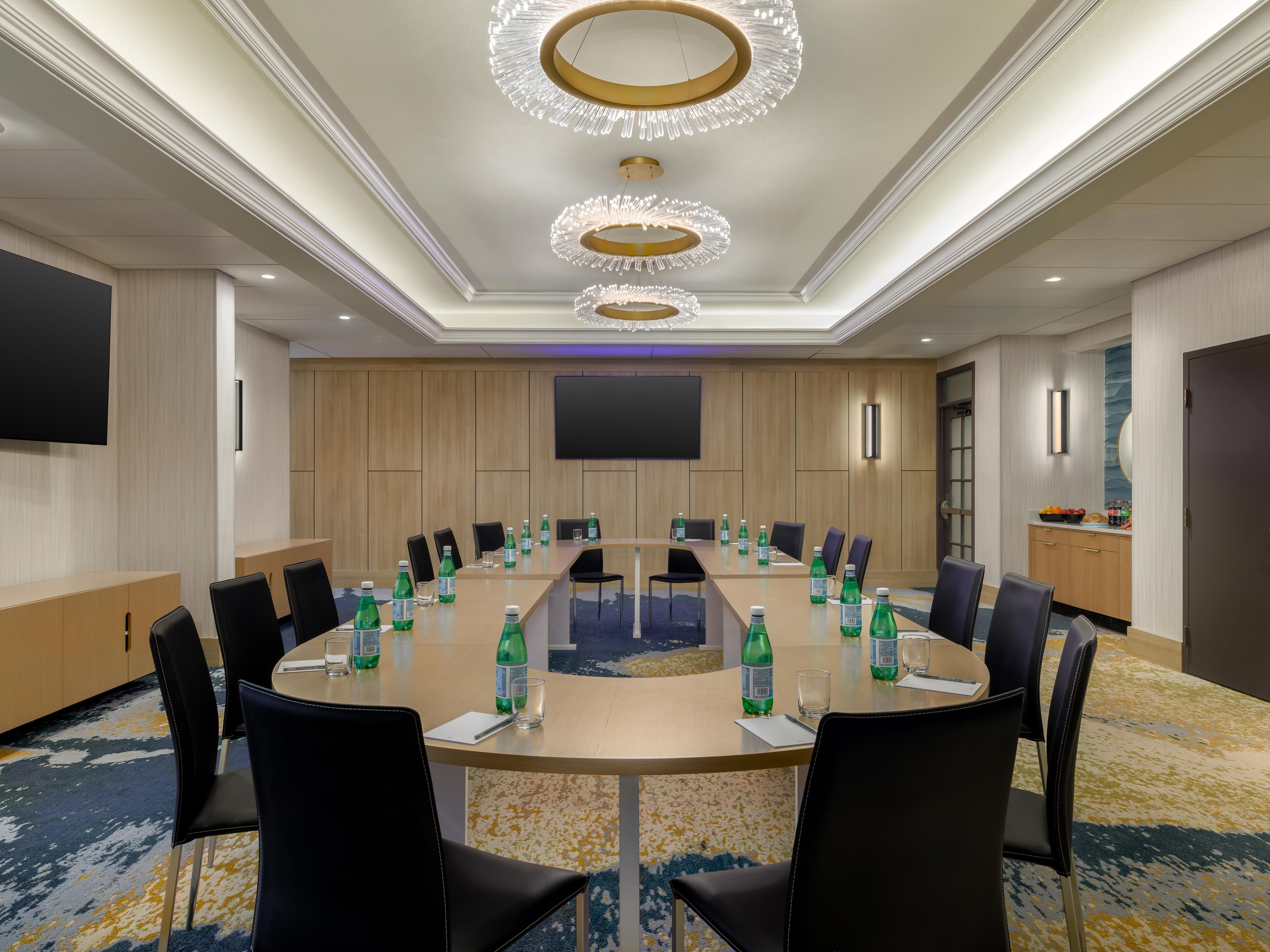 Plan inspired gatherings in our 800‑square‑foot meeting space filled with natural light. From intimate board meetings to lively receptions, enjoy full catering, flexible layouts, and dedicated event planning support.