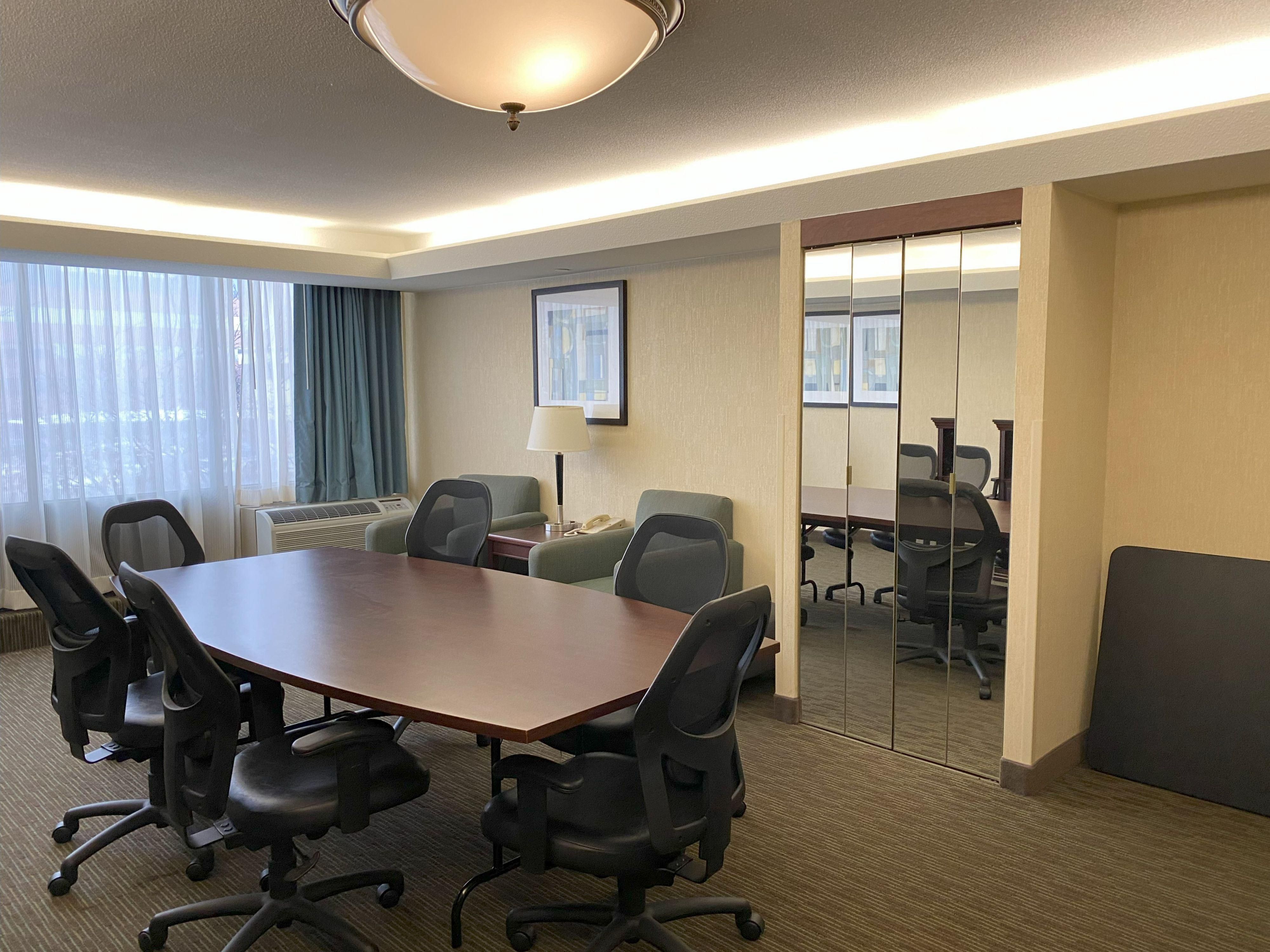 Plan inspired gatherings in our 800‑square‑foot meeting space filled with natural light. From intimate board meetings to lively receptions, enjoy full catering, flexible layouts, and dedicated event planning support.