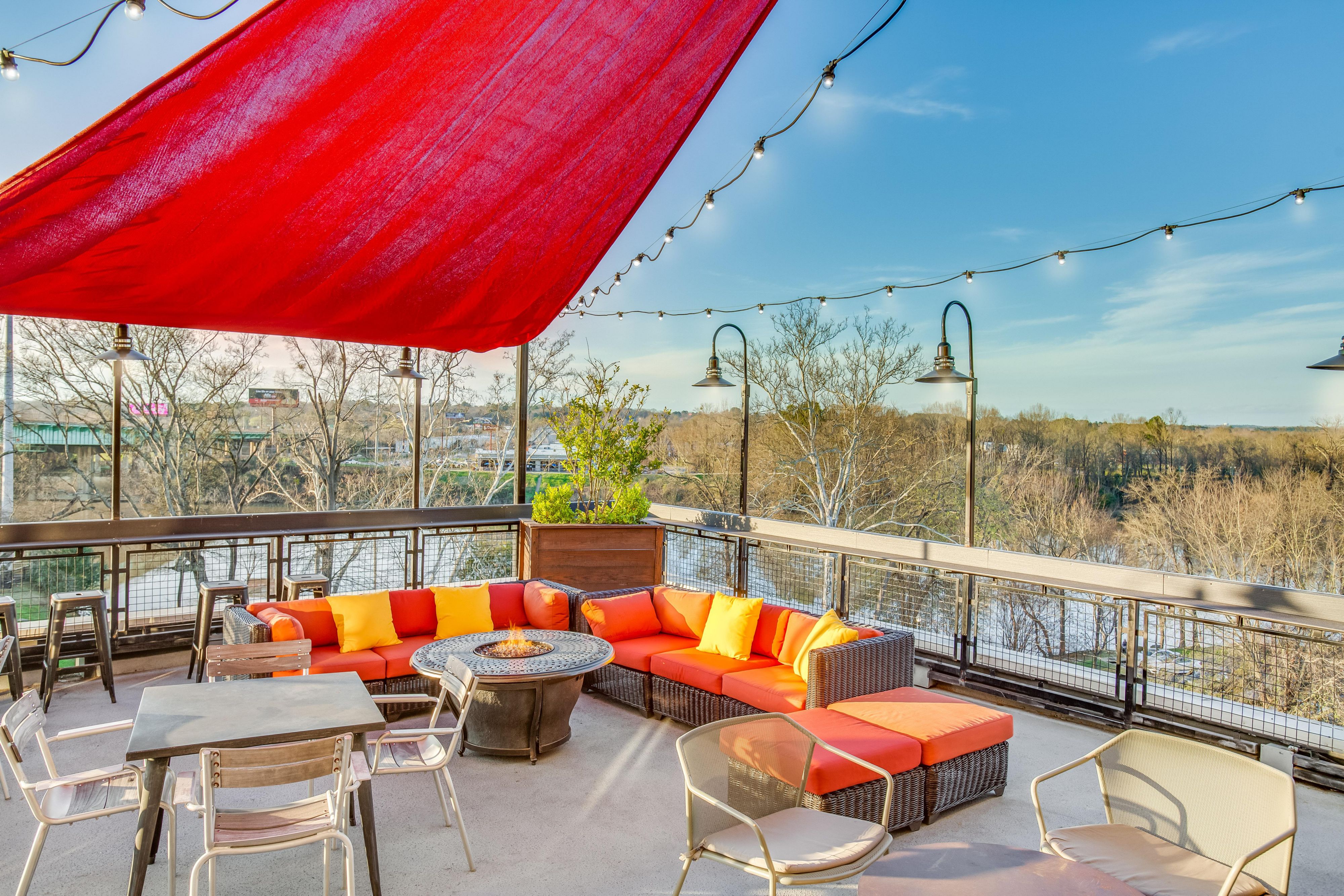 Hotel Indigo is the best place to stay when your favorite musical act is in Tuscaloosa! Our modern hotel is conveniently located next to the Tuscaloosa Amphitheater and even provides an ideal secondary viewing location at The Lookout, the hotel's rooftop bar.