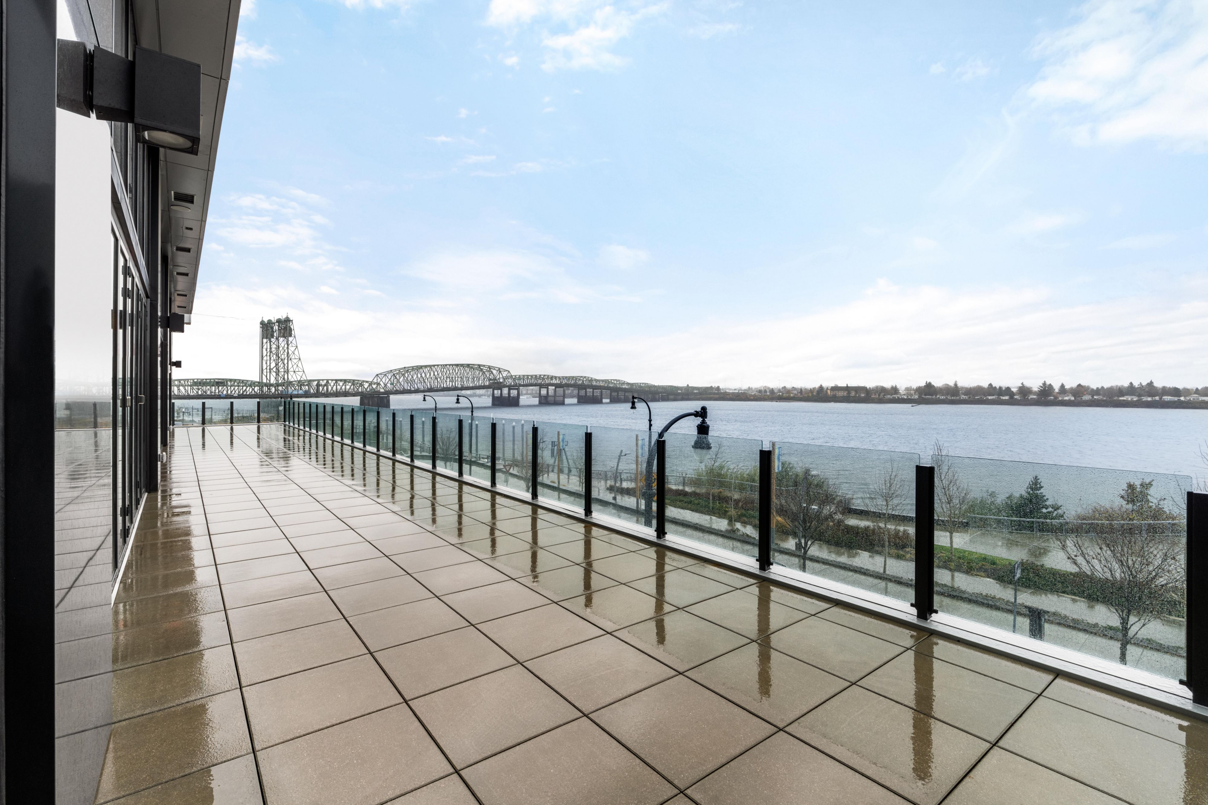 Hotel Indigo's event spaces will enhance the day of any gathering. The Edgewater Ballroom overlooks the pristine Vancouver Waterfront Park on the Columbia River affording natural light for just the right ambiance. We proudly partner with El Gaucho, Iconic Steakhouse for all catering services. 
