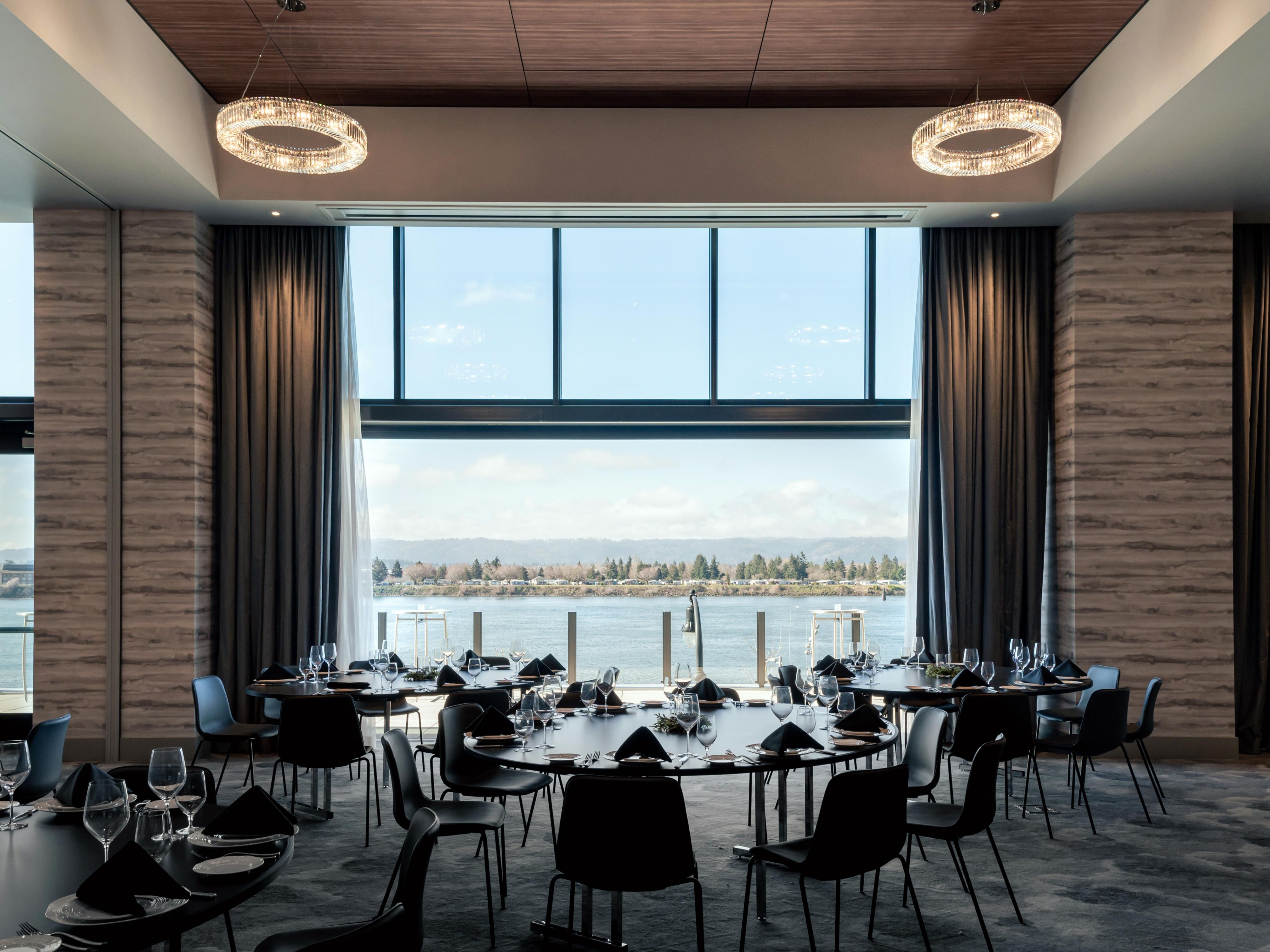 Host your Vancouver event with us. With two boardrooms and four ballrooms, we accommodate gatherings of any size. Our flexible spaces combine into a unique Grand Ballroom, for up to 215 guests, with a terrace offering scenic views of the Columbia River. With state-of-the-art technology and top-notch catering services, we bring your vision to life.