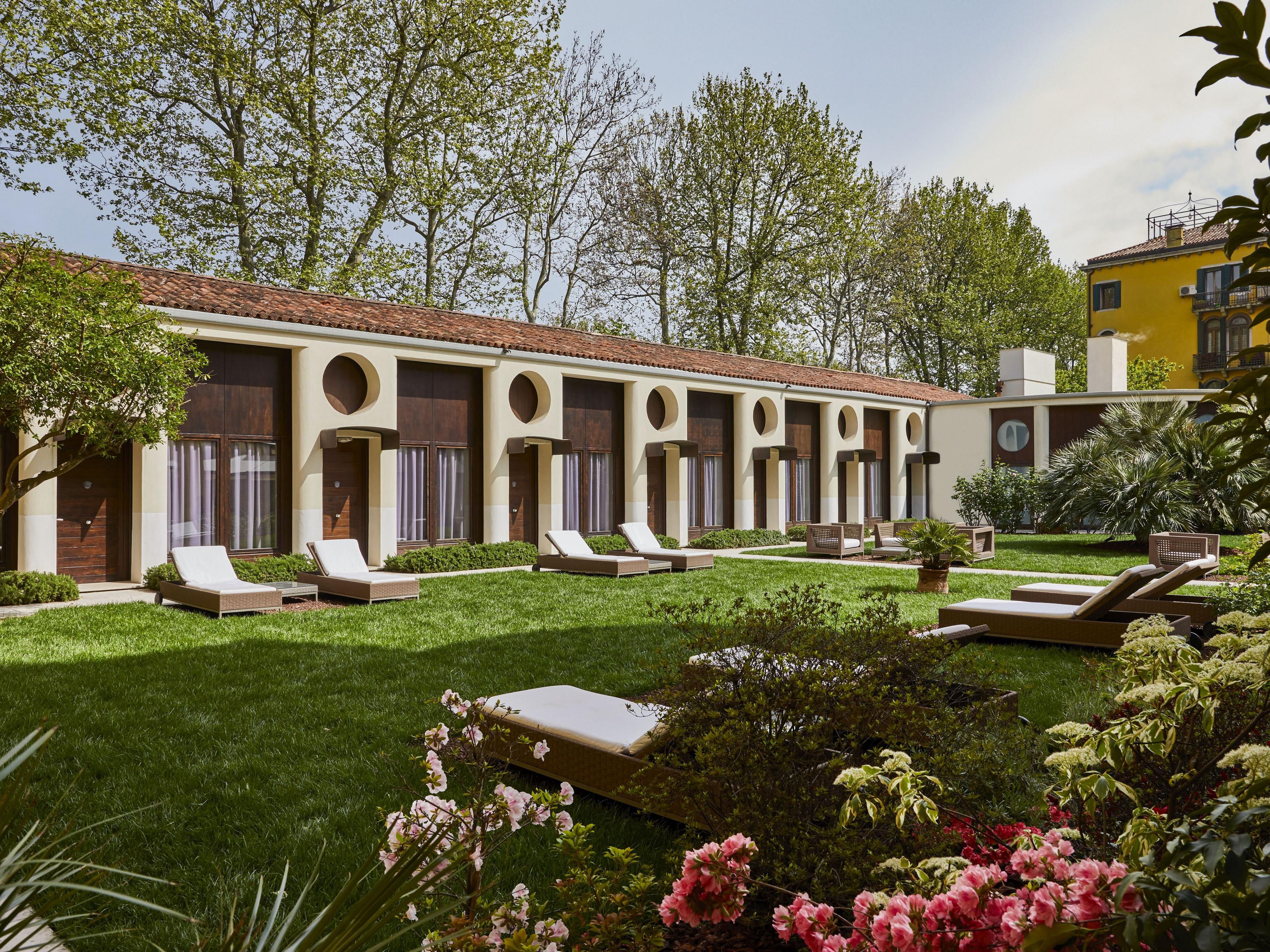 After a day spent sightseeing in Venice, struggling with tourists crowds, allow yourself to indulge in a relaxing moment: sip on a refreshing and taste cocktail prepared by our skilled bartender in the breathtaking setting of our inner garden, you will definitely get your energy back!