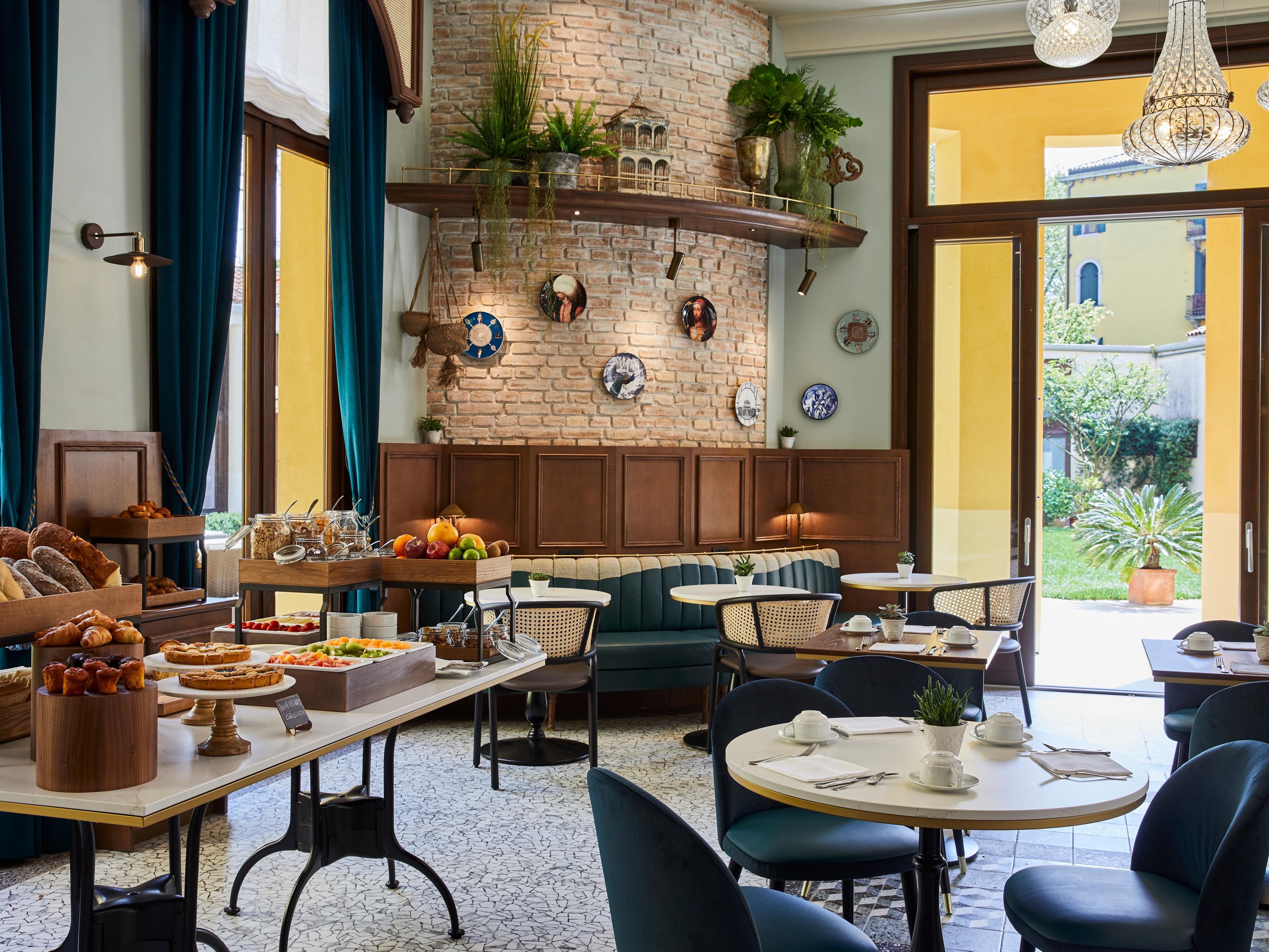 Let yourself be tempted by our delicious breakfast buffet