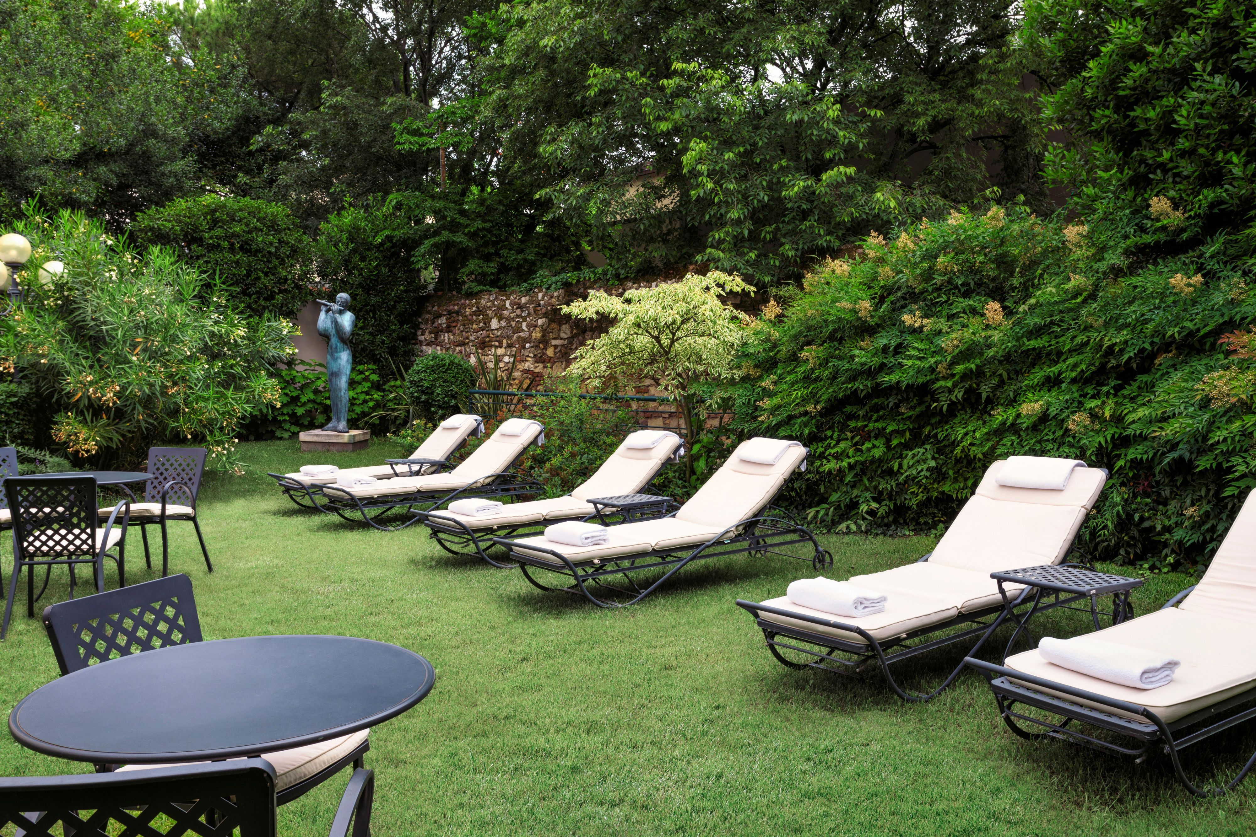 After a day spent sightseeing and discovering the numerous wonders of Verona, allow yourself to indulge in a relaxing moment: sip on a refreshing and tasty cocktail in the breathtaking setting of our inner garden or patio. You will definitely get your energy back!
