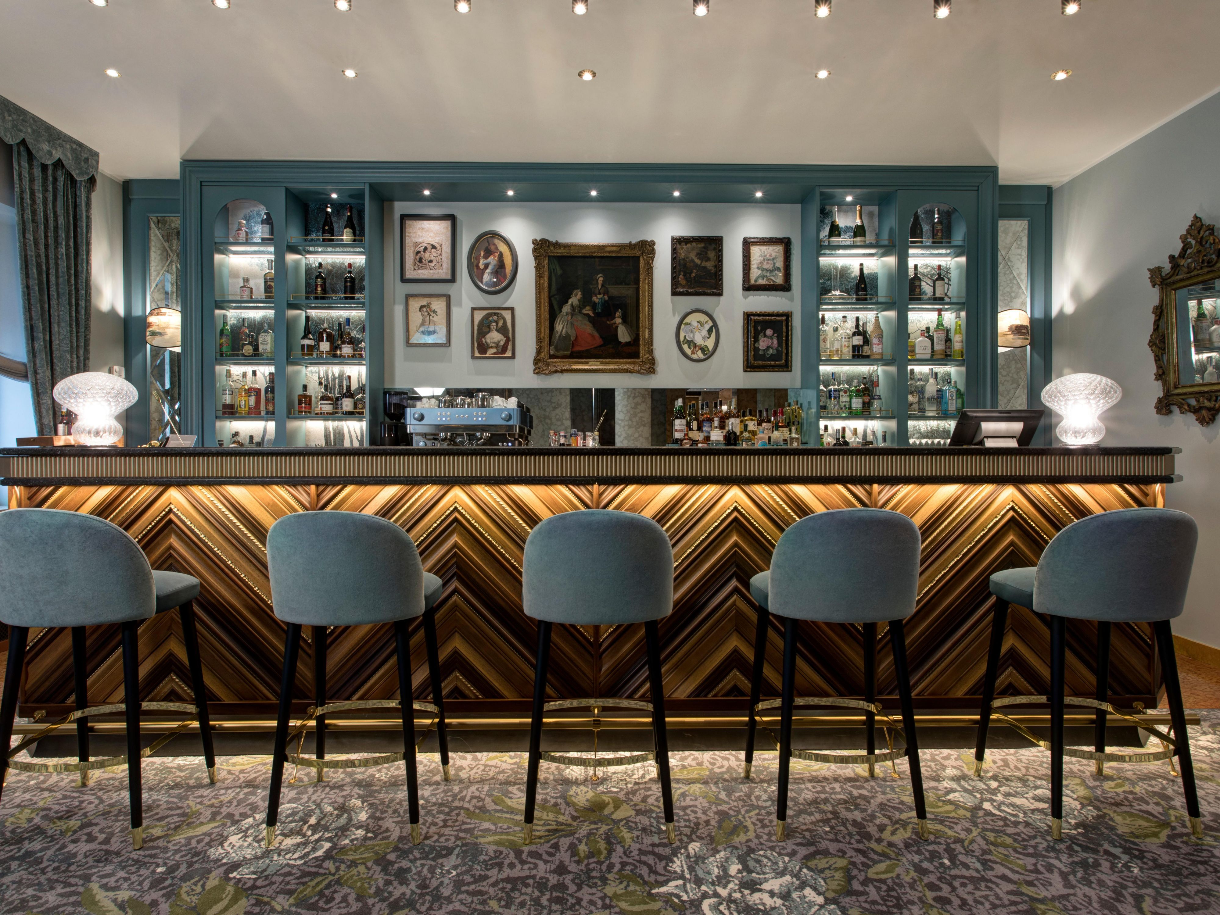 A stylish bar counter where to enjoy refined cocktails & drinks.
