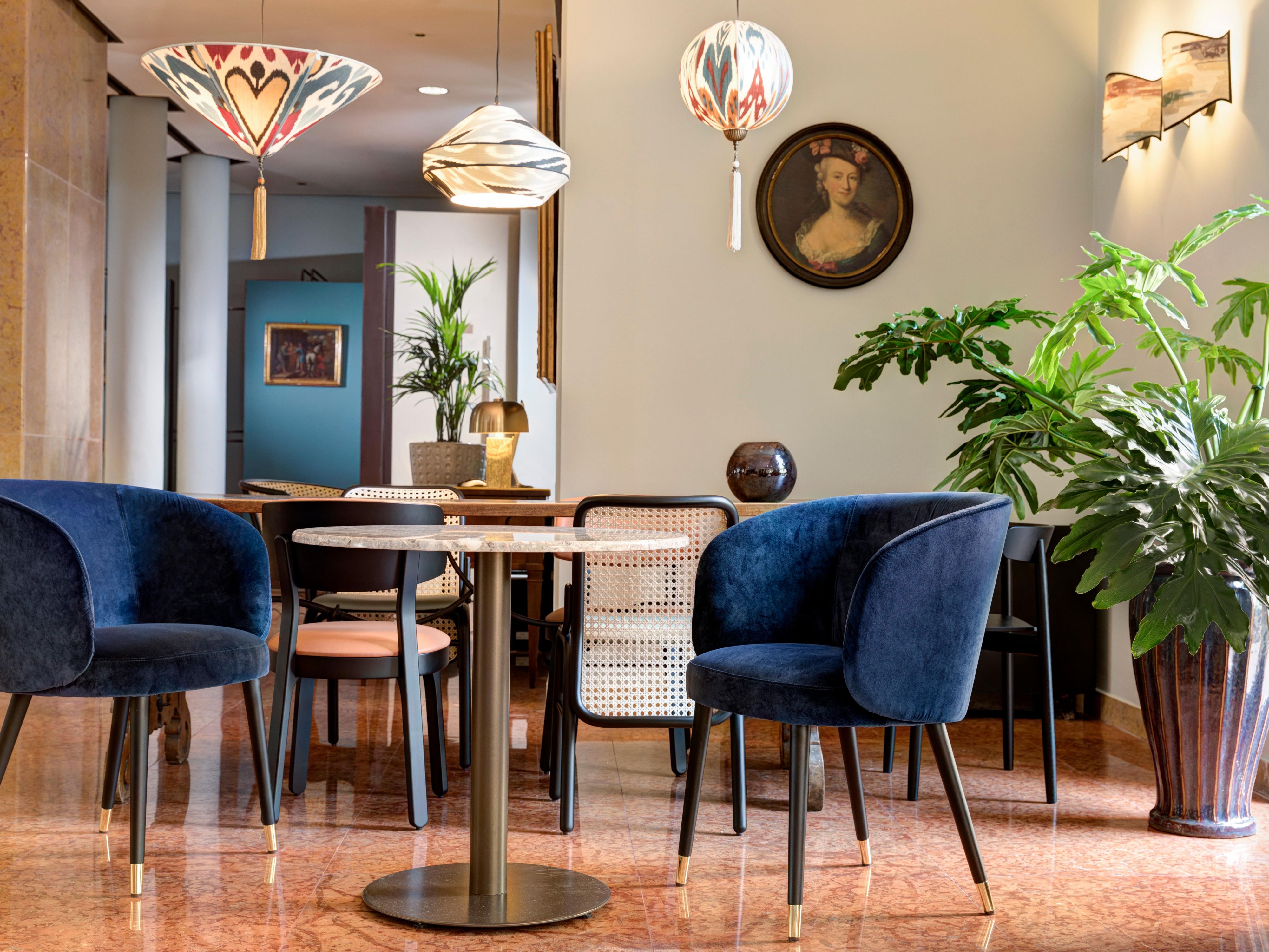 Our stylish lobby is perfect to meet friends or clients.