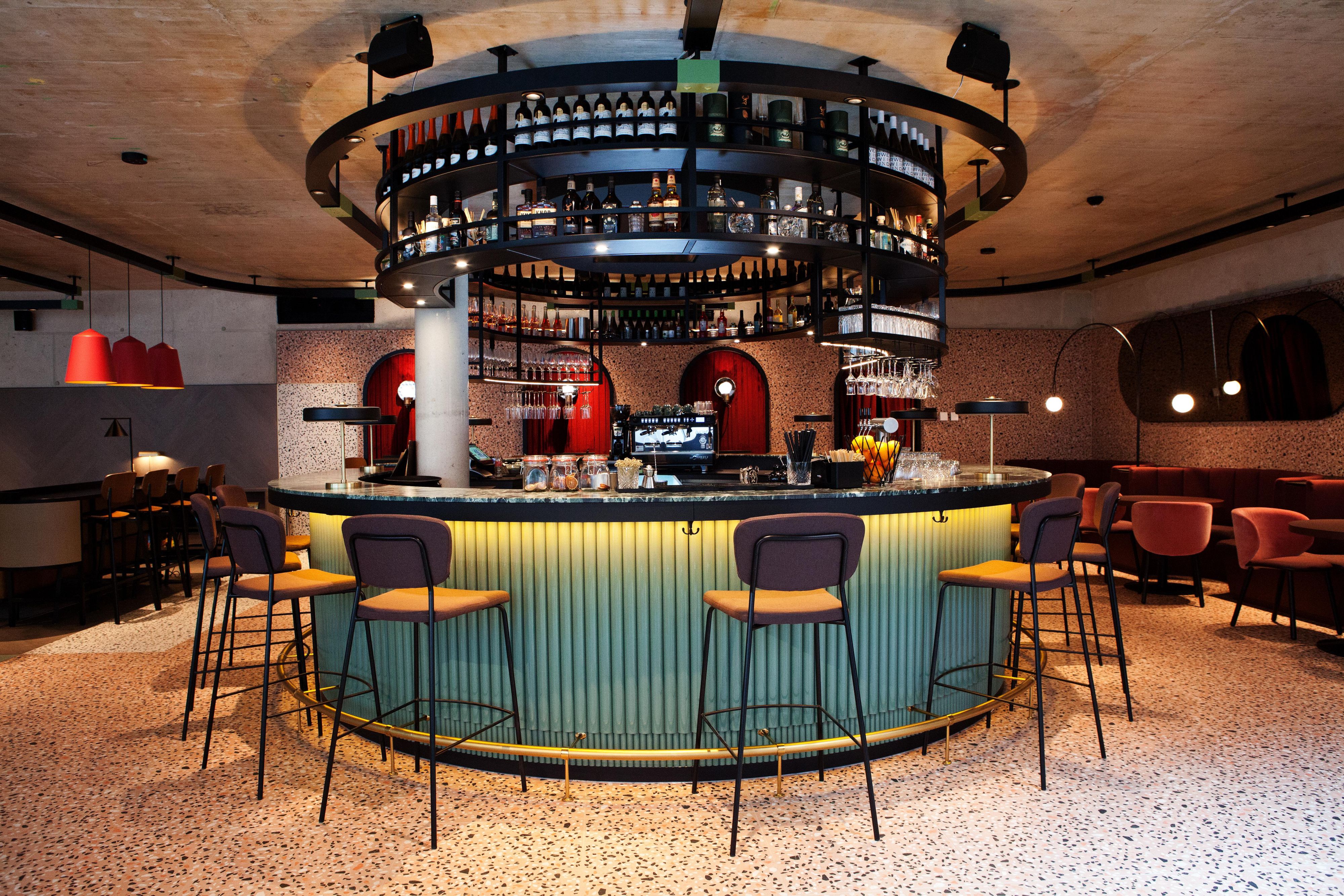 Nehmen Sie sich nach einem langen Sightseeing-Tag Zeit, um die Natur und Pflanzenwelt in unserem begrünten Innenhof zu genießen. Lassen Sie sich dabei einen außergewöhnlichen Drink aus unserer Bar oder ein liebevoll zubereitetes Abendessen von unserem Küchenteam schmecken.