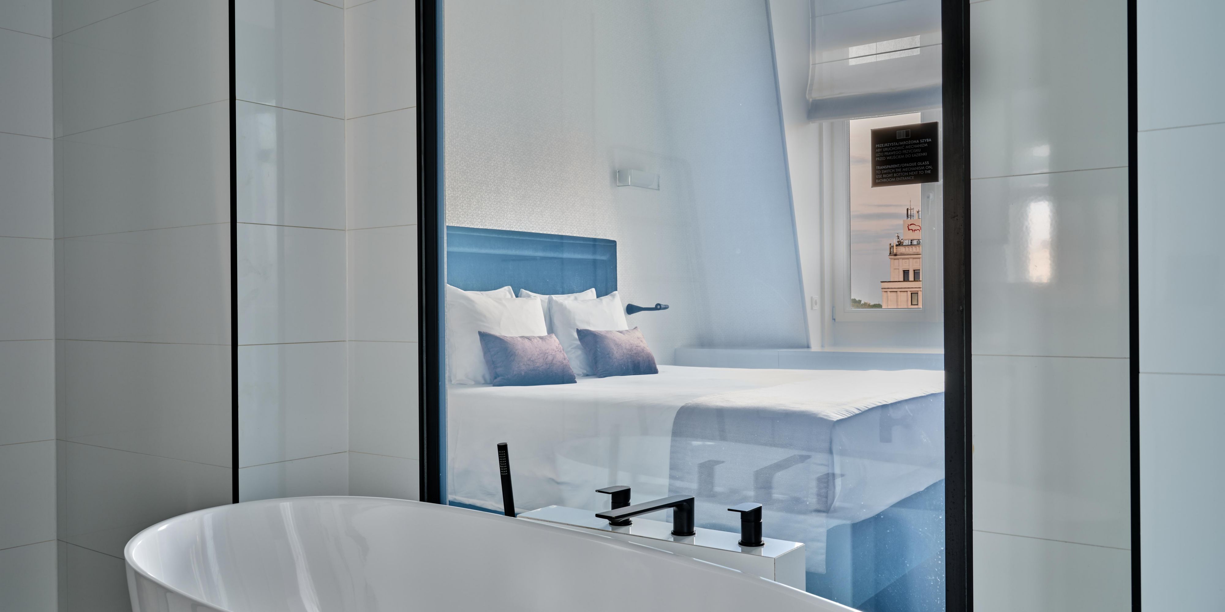 Bathtub and a photochromic glass that can be blacked out.