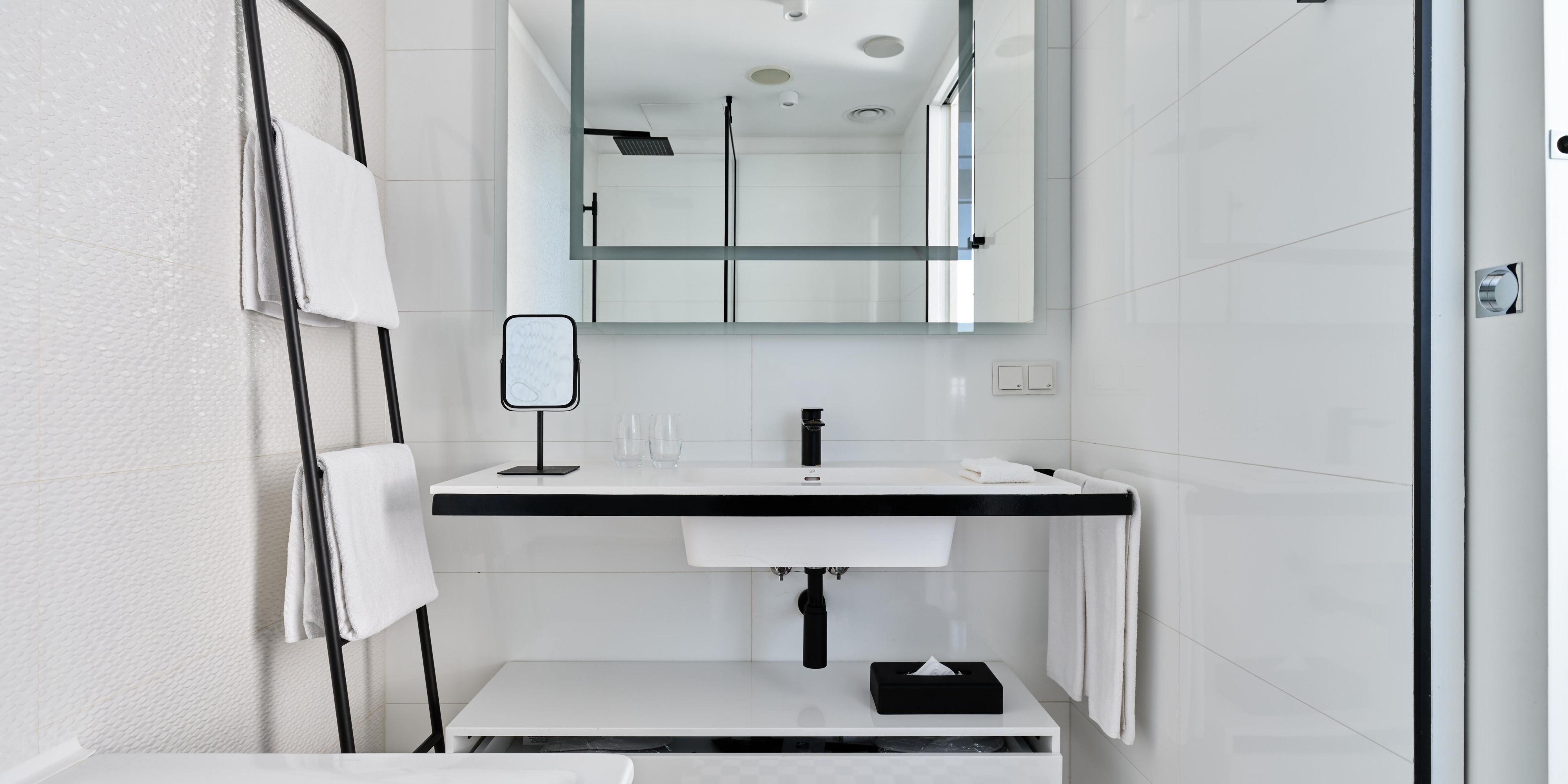 A bathroom in bright colors will give you energy in the morning.
