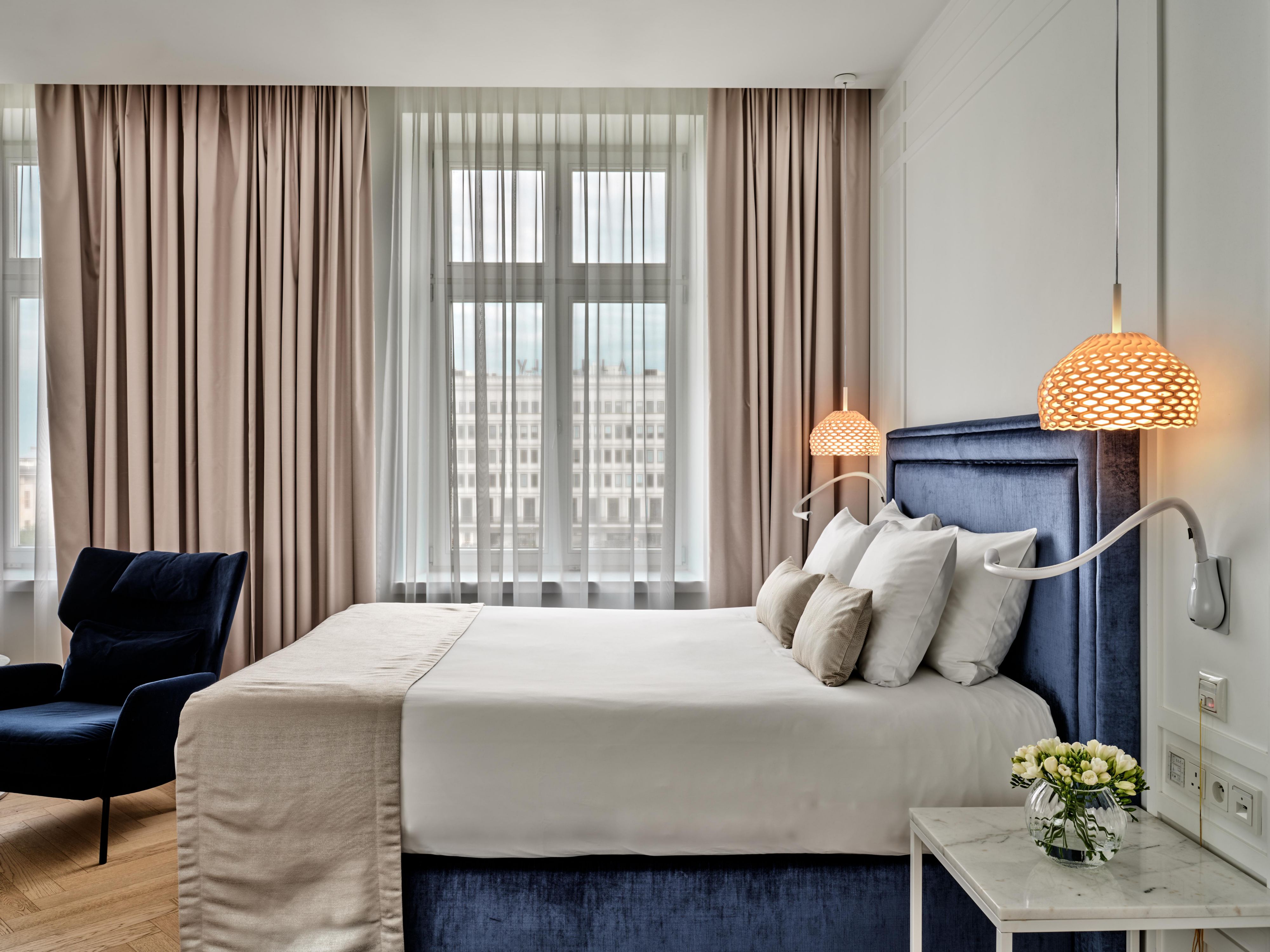 A comfortable queen bed will give you a great night's sleep.