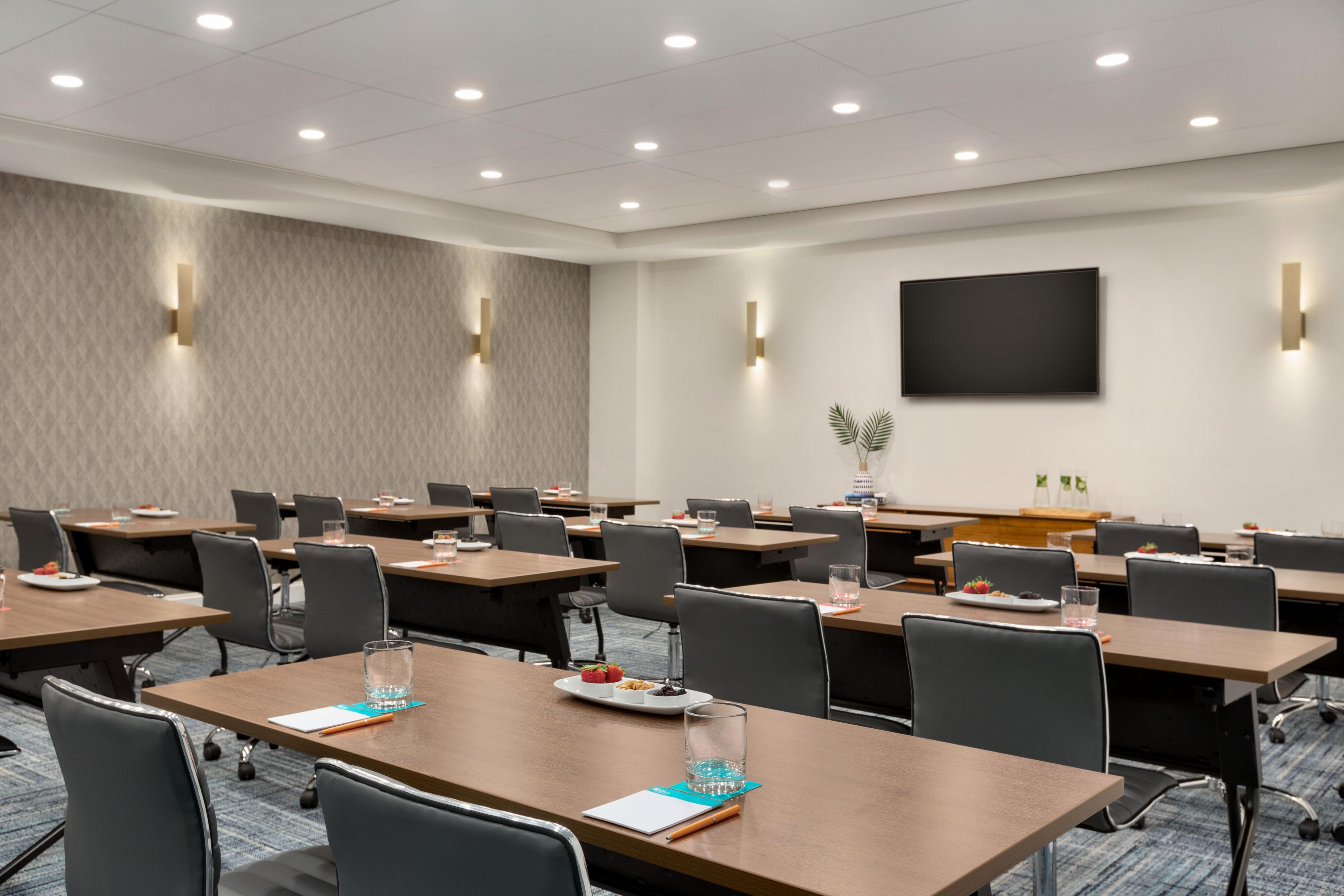 With nearly 1,600 square feet of meeting space, Hotel Indigo Winston-Salem Downtown is ideal for meetings, banquets or receptions. Request a quote today.