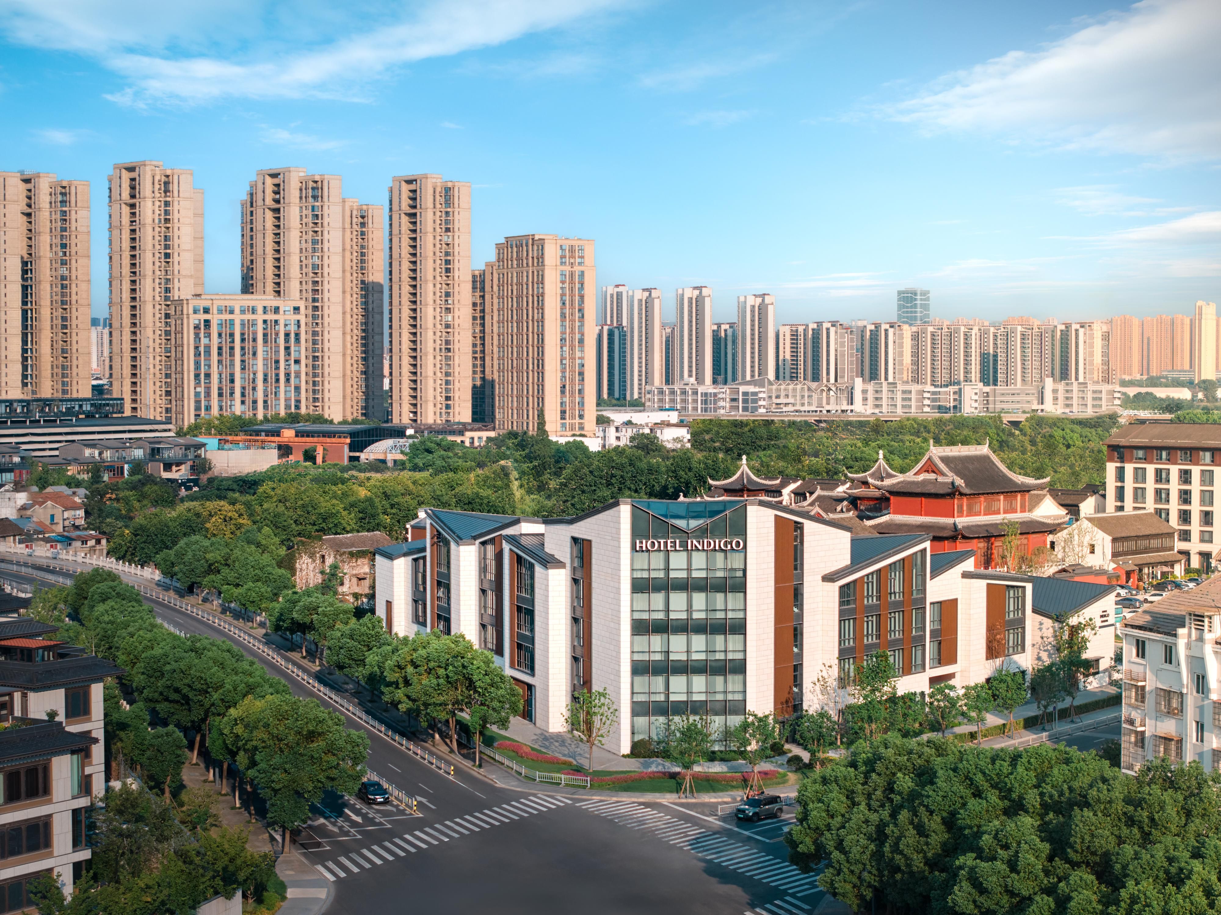It is within walking distance to Wuxi Nanchang Street Pedestrian Mall and Qingming Bridge Station of Metro Line 1. Within 20 minutes, guests can reach Wuxi Railway Station and Wuxi Shuofang Airport. The surrounding area is equipped with comprehensive commercial facilities, catering to both leisure and business needs.