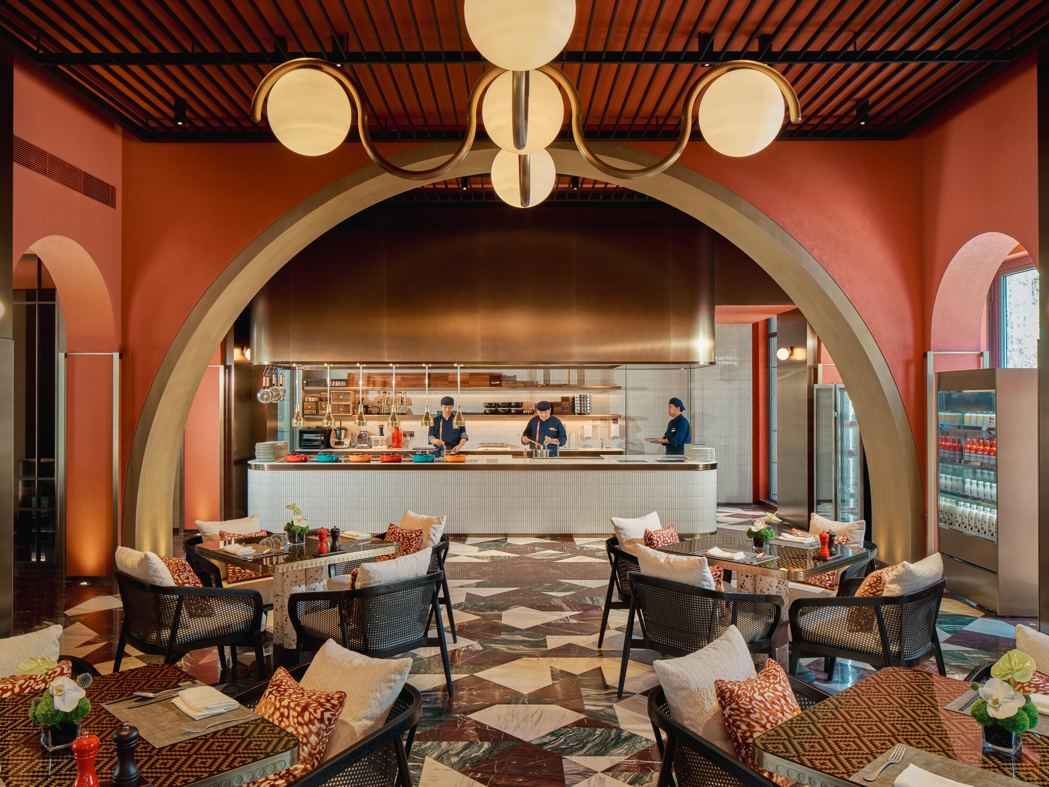Some breakfast dishes are displayed in a self-service format on the dining table, and guests are also provided with freshly ordered dishes from the open kitchen, including specialty noodles or rice noodles, various forms of eggs, desserts, coffee/tea, etc., to meet their needs.
