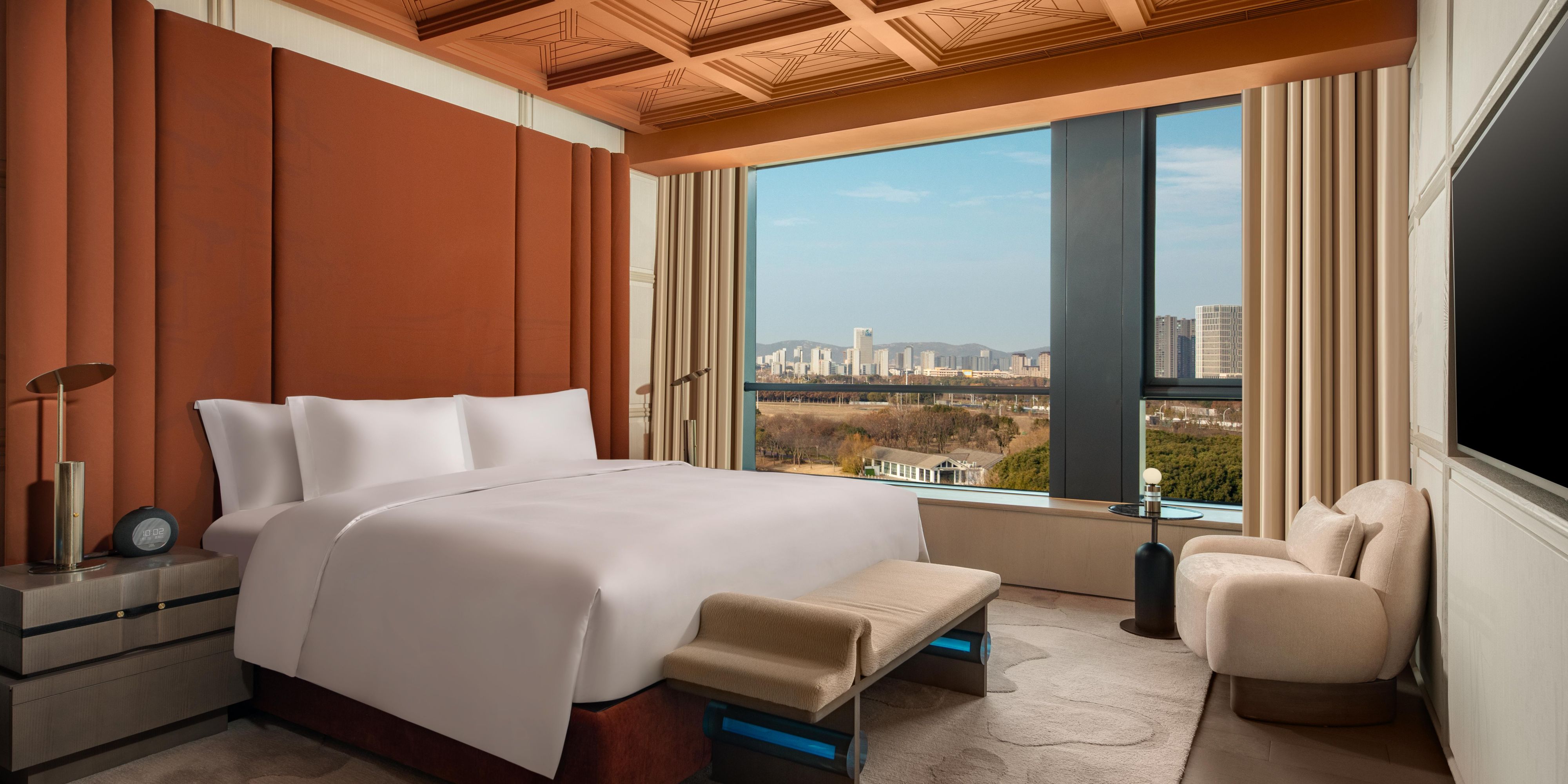 1 King 1 Bedroom Suite Dining Garden View