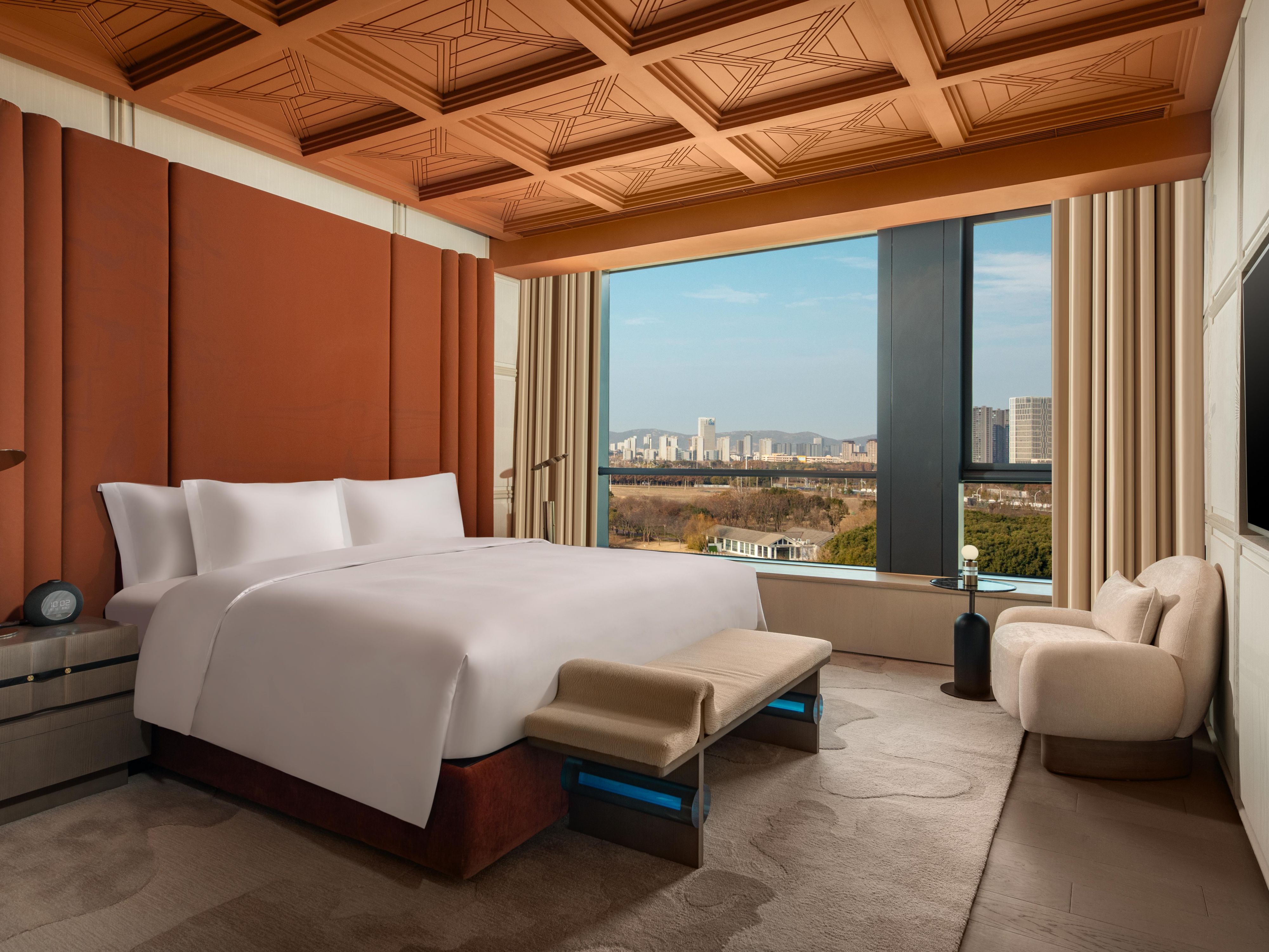 1 King 1 Bedroom Suite Dining Garden View