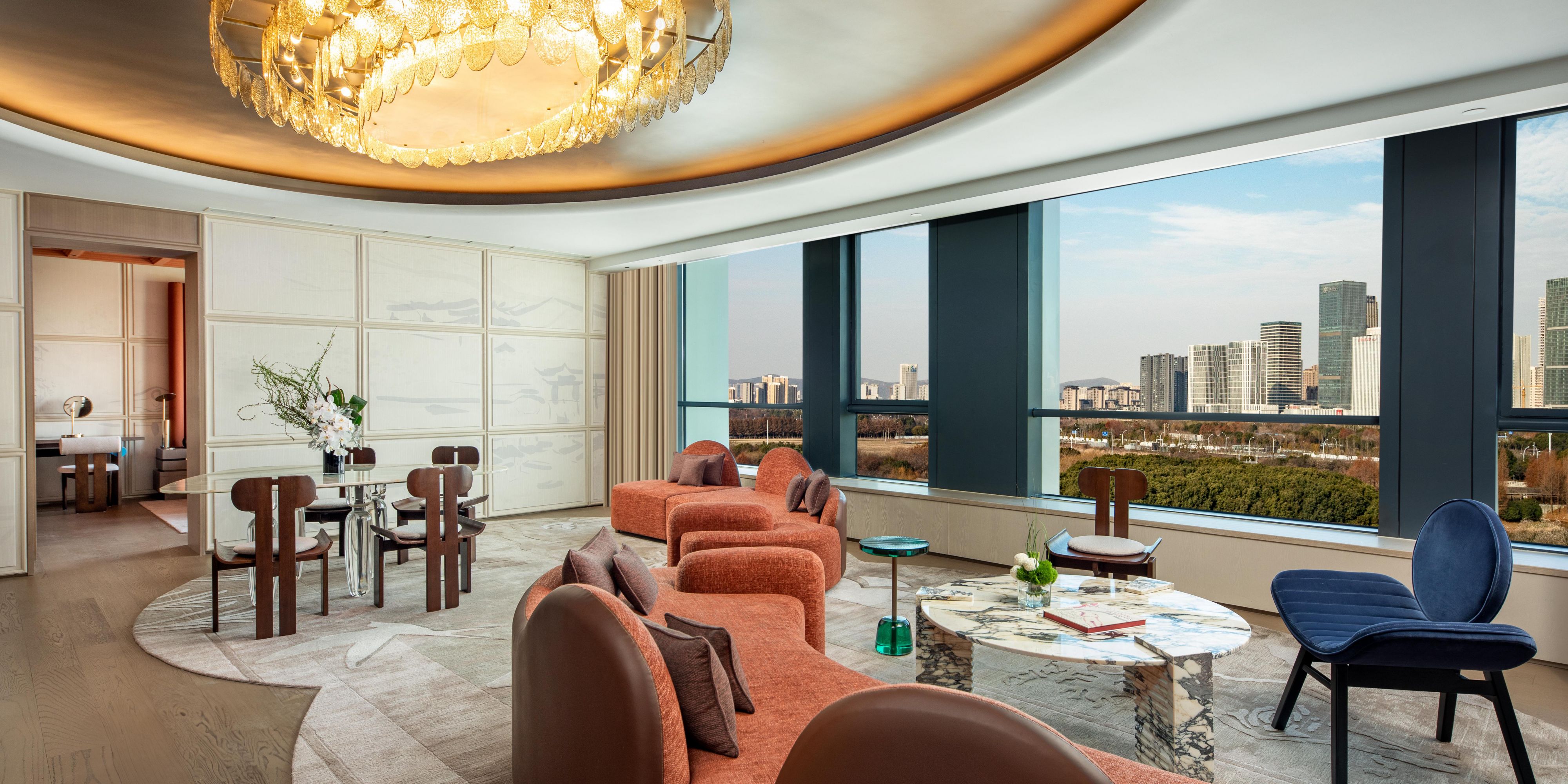 1 King 1 Bedroom Suite Dining Garden View