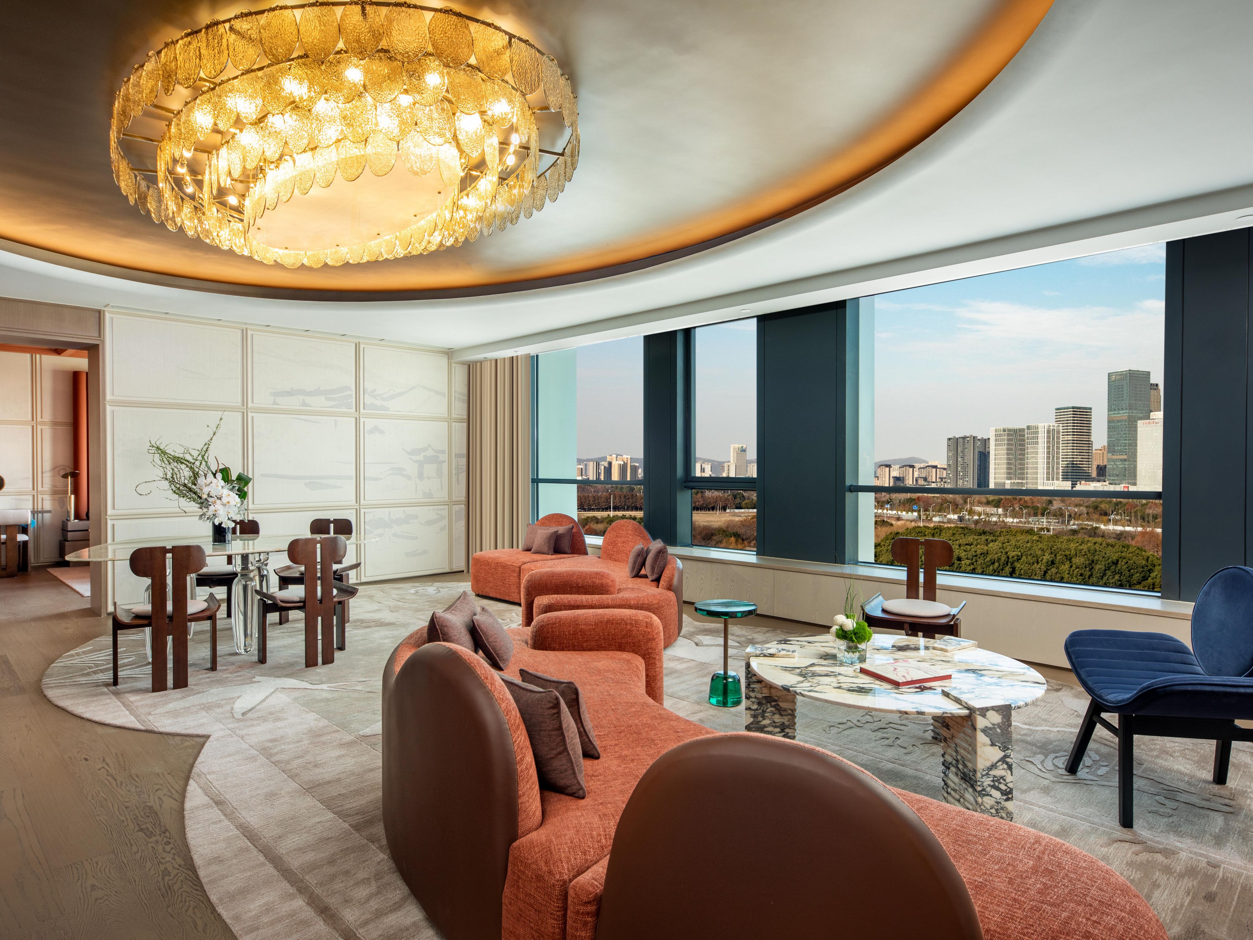1 King 1 Bedroom Suite Dining Garden View