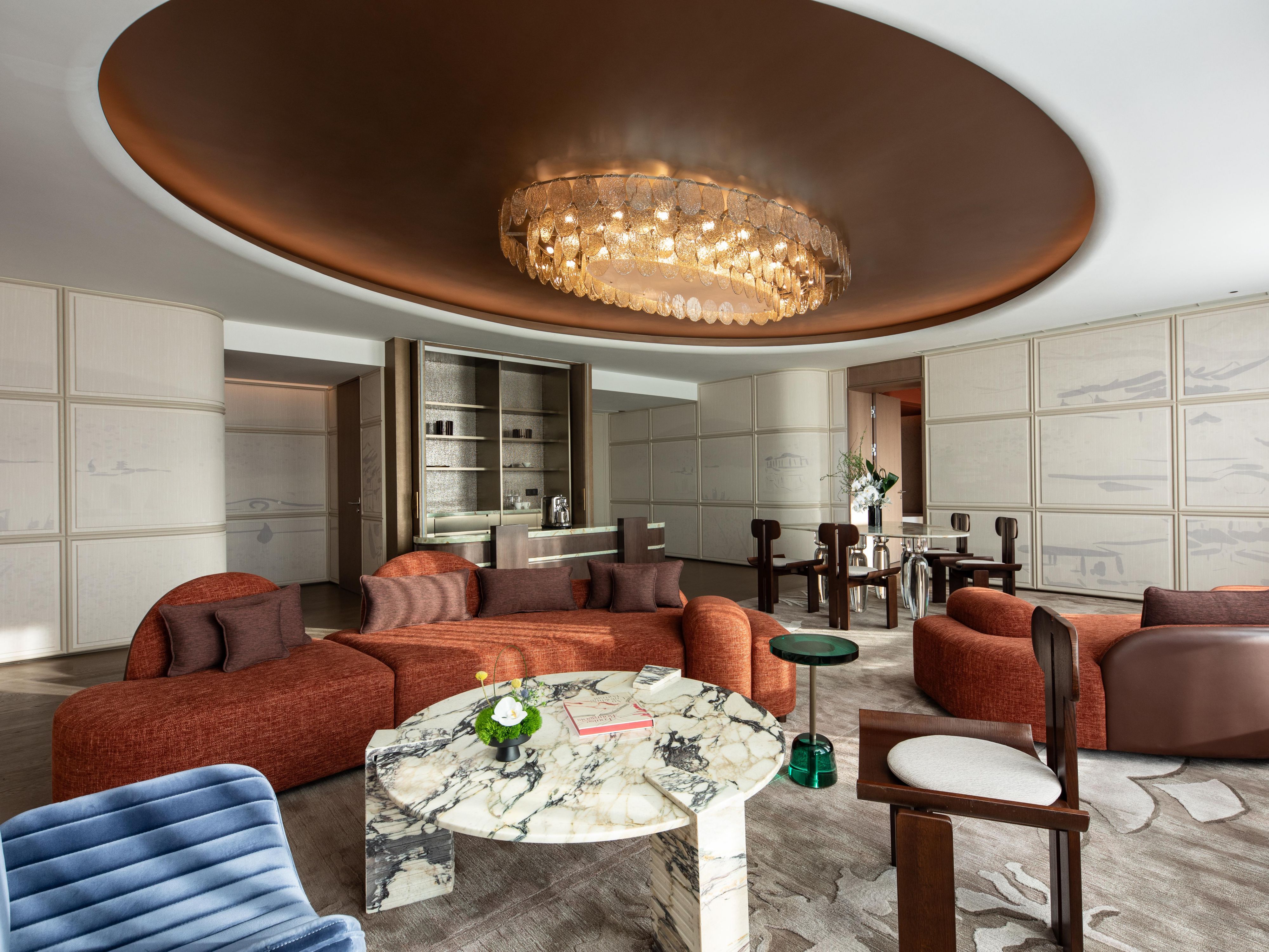 1 King 1 Bedroom Suite Dining Garden View