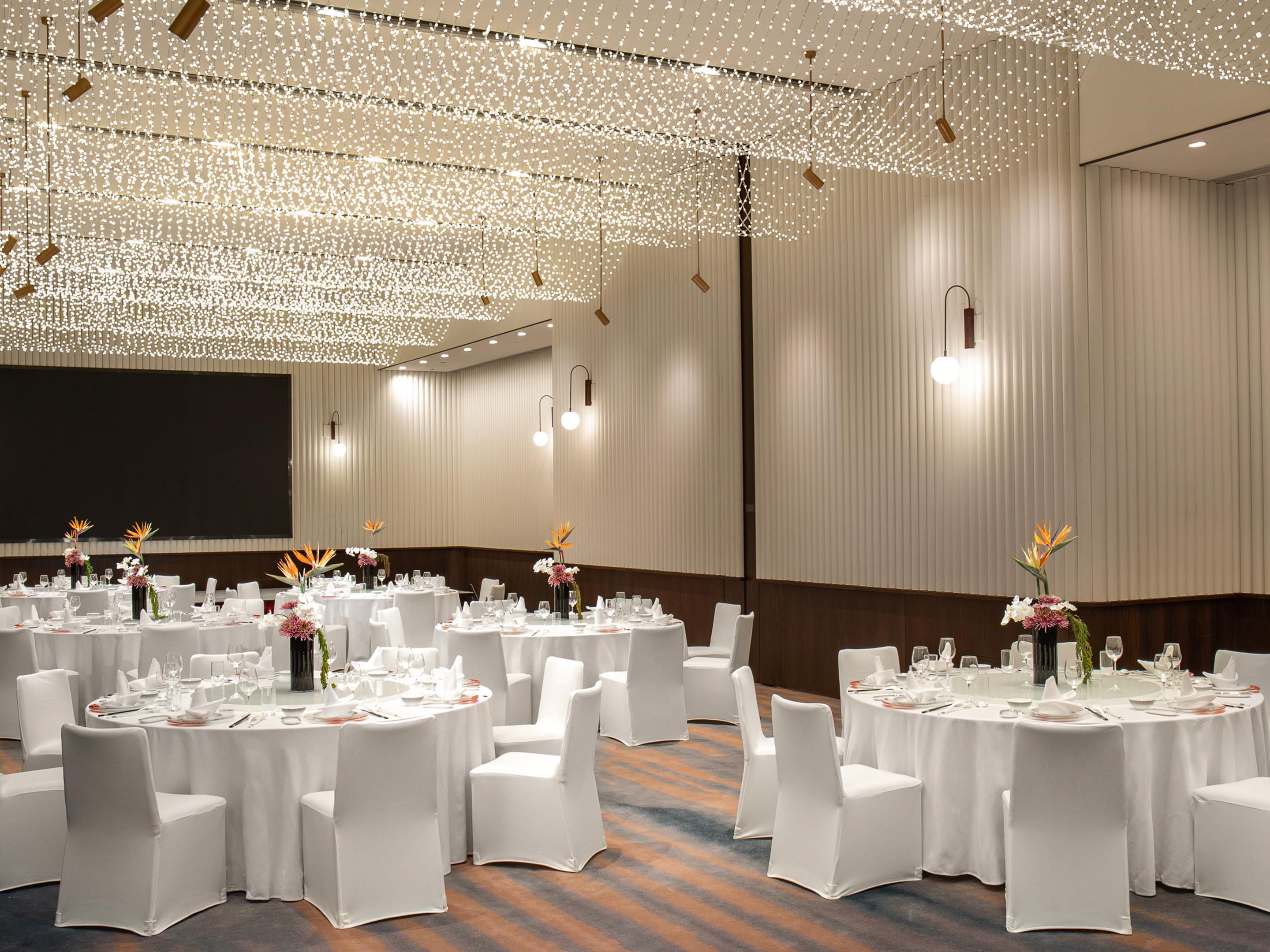 The banquet hall “Dynamic Space", spanning over 200 square meters, features a separate lounge area, providing guests with a unique space for socializing. The conference rooms, adorned with elements inspired by the textile industry, offer a distinctive meeting experience.