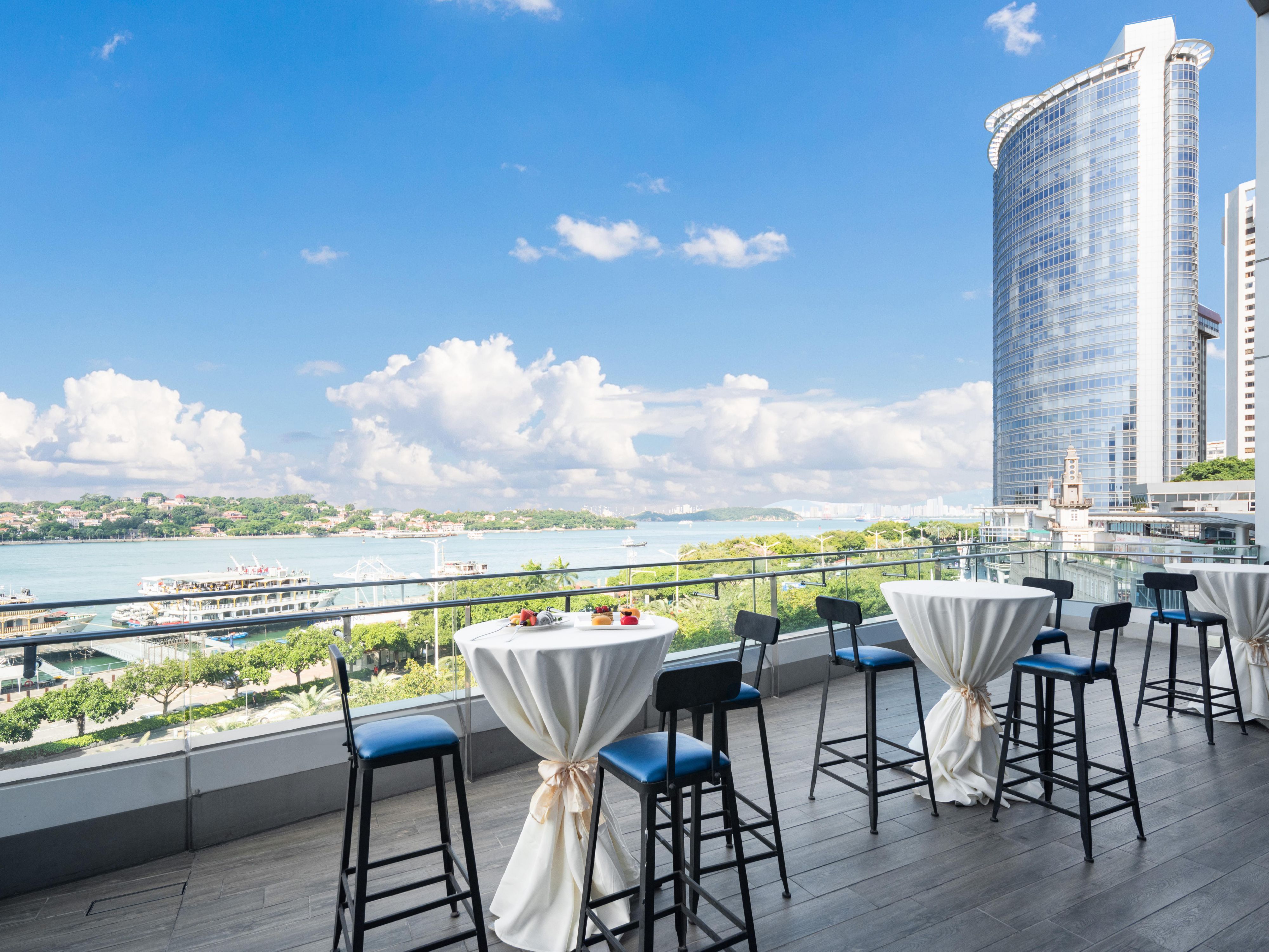 The outdoor viewing terrace is located on the 5th floor of the hotel and offers a variety of selected cocktails. It can accommodate about 20 people for BBQ.