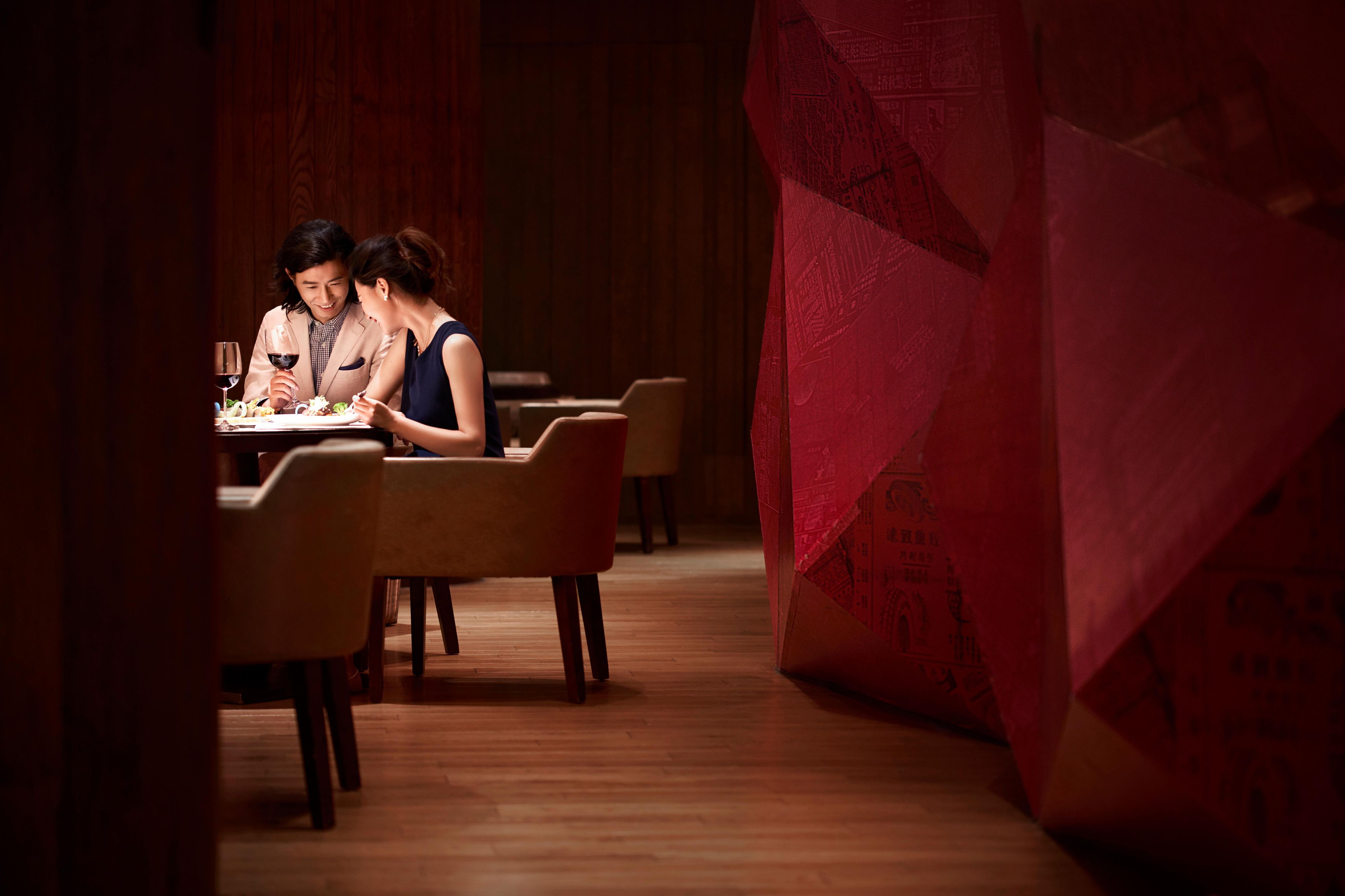Inspired by Xiamen's unique colonial past, Quay Restaurant & Lounge, located on the 4th floor, offers a delectable mix of local cuisine, South-east Asian favourites and western dishes. The restaurant features an expansive city-view terrace overlooking Gulangyu Island and 2 private dining rooms with sea view.