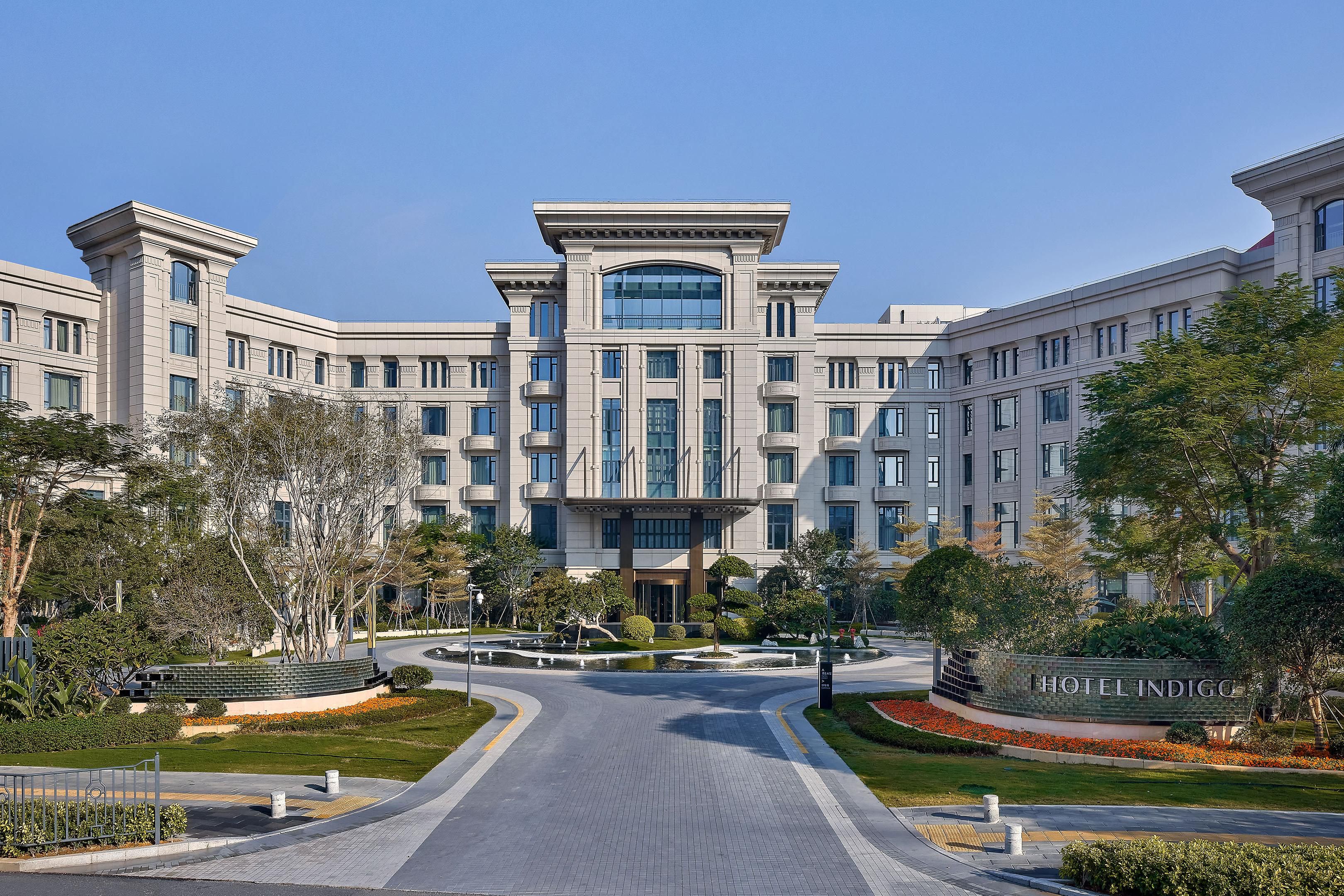 The hotel’s grand architecture stands in a welcoming, green atmosphere with arts, culture and exquisite carvings. It’s an ideal place to relax yourself with an outdoor afternoon tea or getting a trendy photograph by immersing in the unique design.