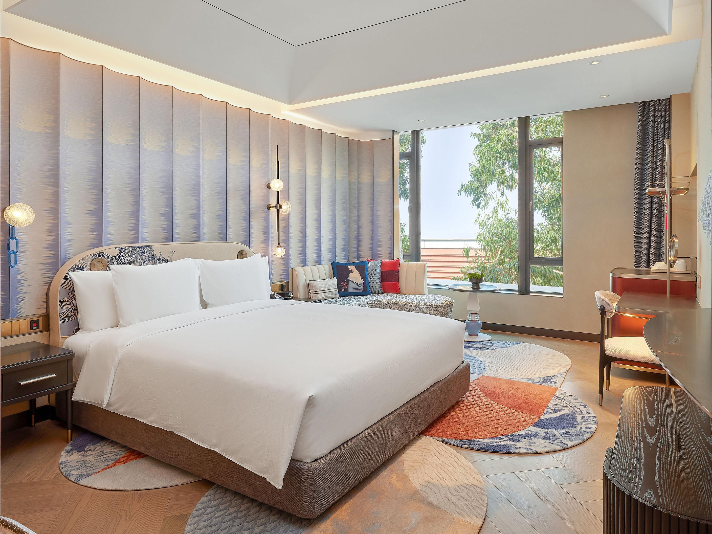 1 King Bed Accessible