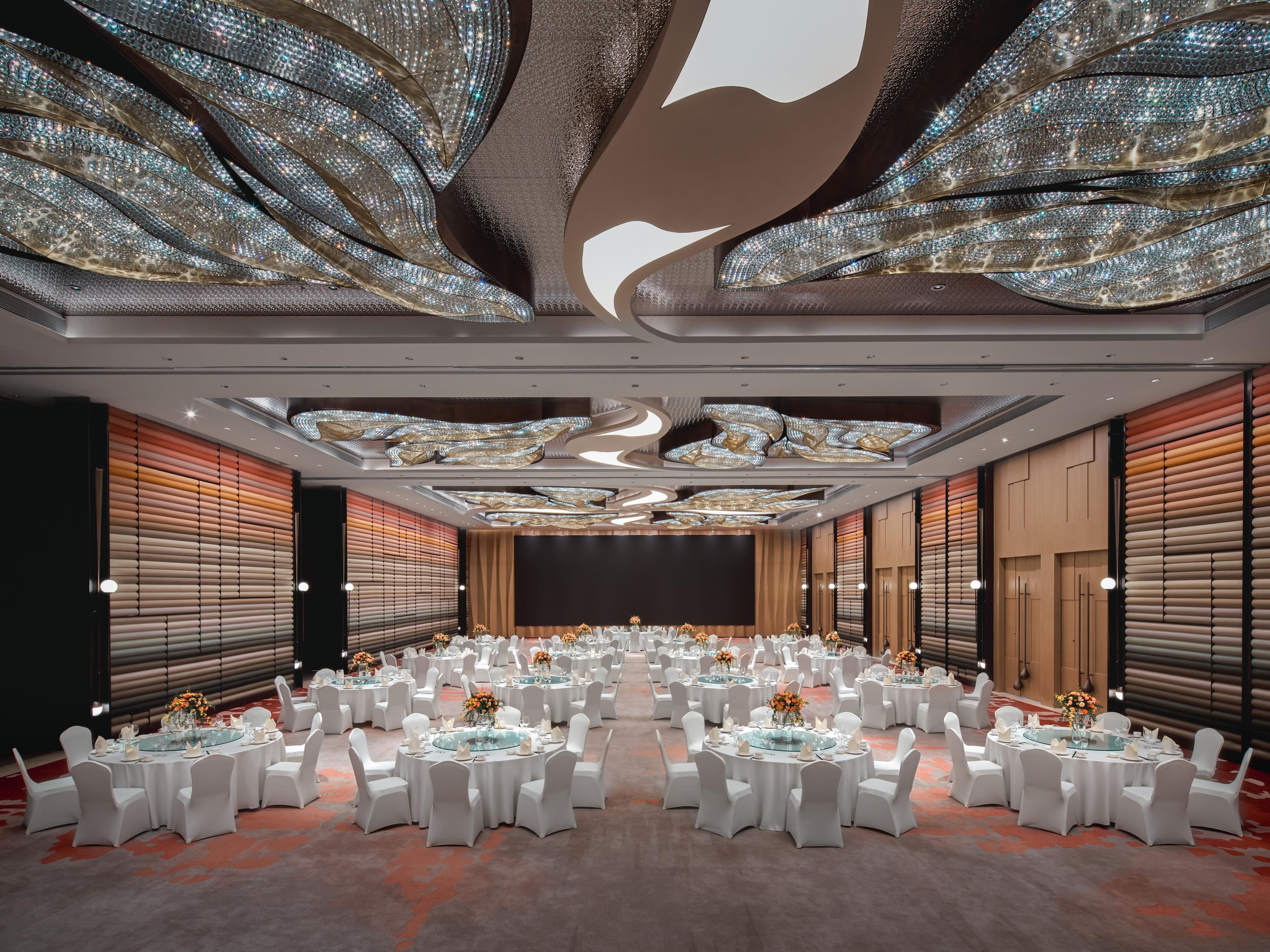 The hotel boasts more than 2,000 square meters of meeting and banquet space, featuring vibrant colours for a distinctive and energetic atmosphere. The grand ballroom, covering over 800 square meters, can be divided into three separate halls, with a foyer featuring floor-to-ceiling windows offering beautiful sea views.