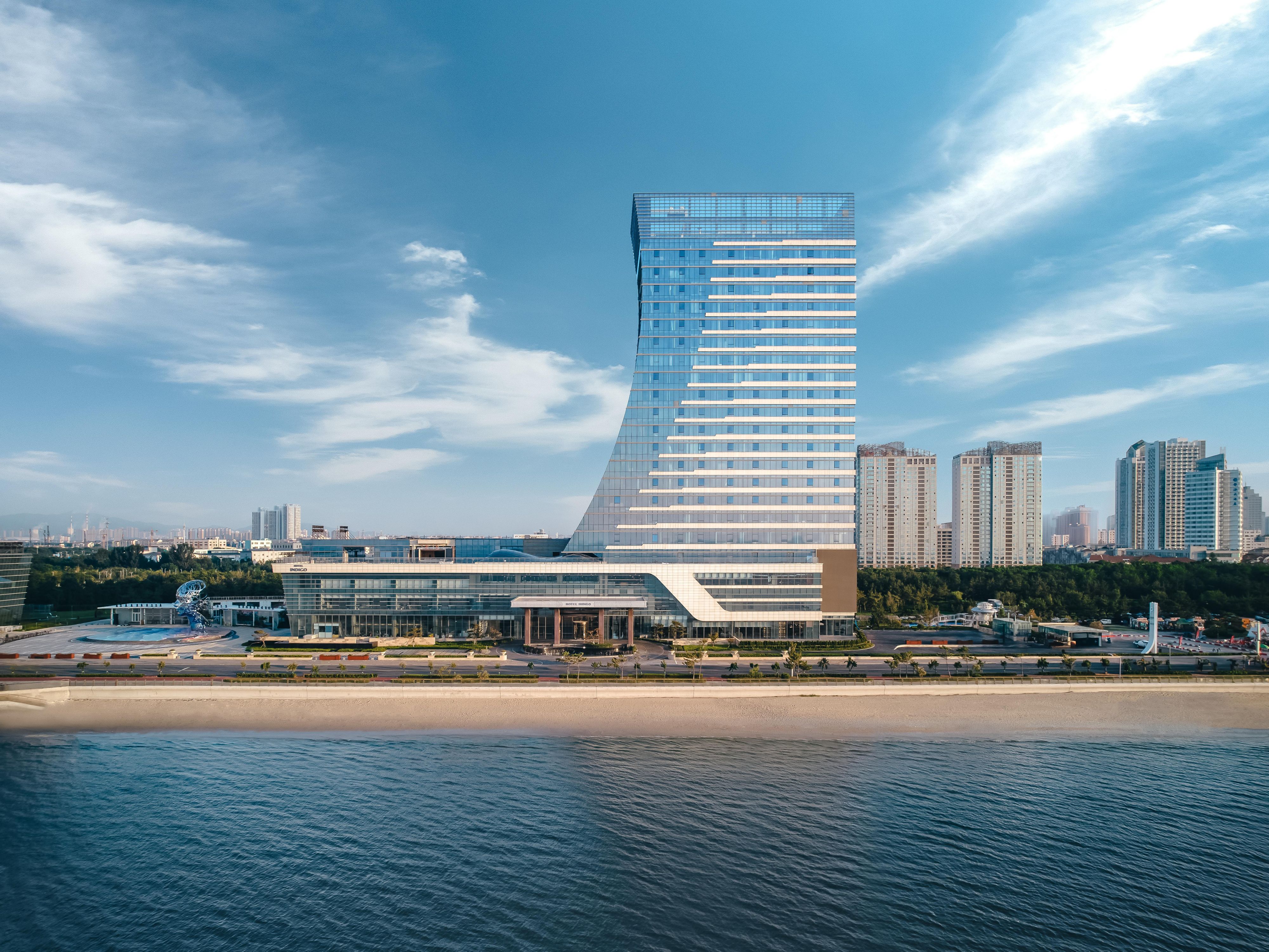 The hotel faces the Golden Coast beach directly, allowing you to step outside and embrace the beauty of the ocean. A popular shopping mall nearby caters to your varied needs. Convenient transportation makes exploring easy, whether you're touring the city or traveling to and from the airport and train station.
