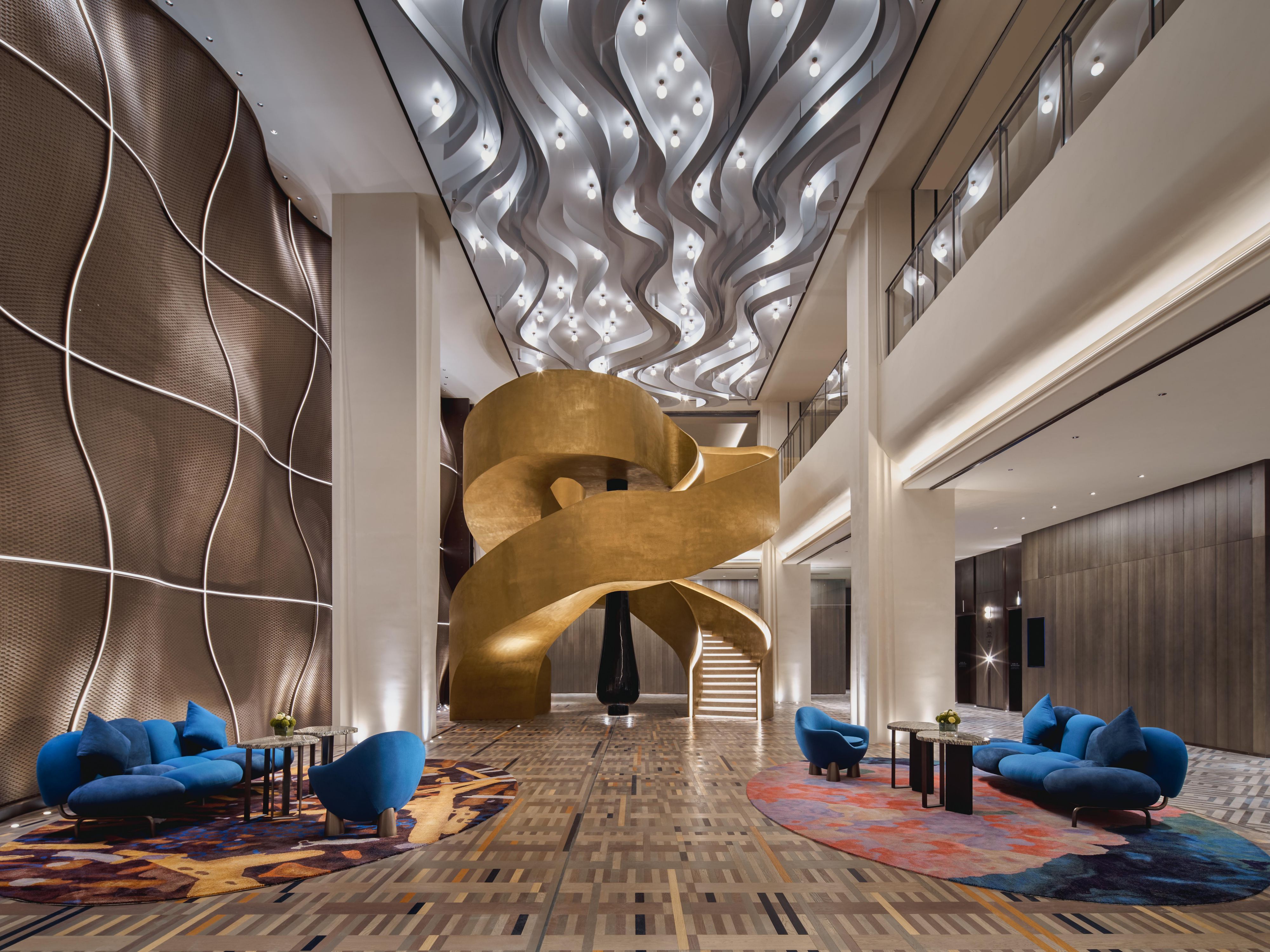 Stepping into the lobby is like entering a flowing underwater forest, full of vibrant colours and life. The indomitable spirit of the seafaring life, the grandeur of the "Haizi Phantom", the purity of the "Snow Nest" and the ritual feeling of the traditional Fishing Lantern Festival, are all present.