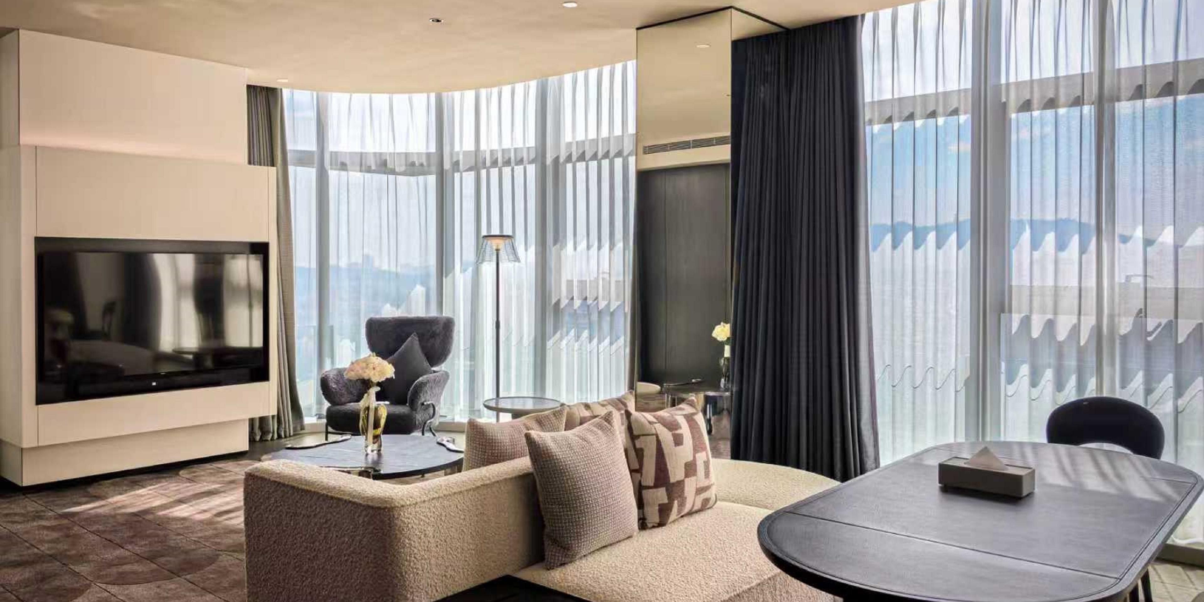 1 King 1 Bedroom Suite with Living and Dning Area