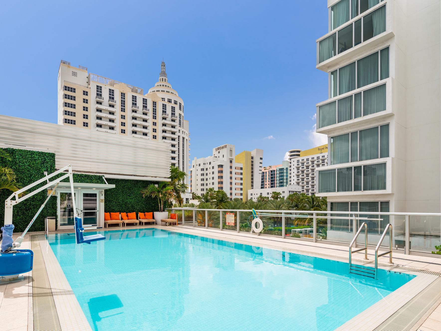 Take a dip in the heated pool while admiring the charming art deco buildings that surround you, adding a unique touch to your experience. If you prefer, you can relax on the sun terrace with views of the famous Collins Ave, where you can enjoy a delicious cocktail.