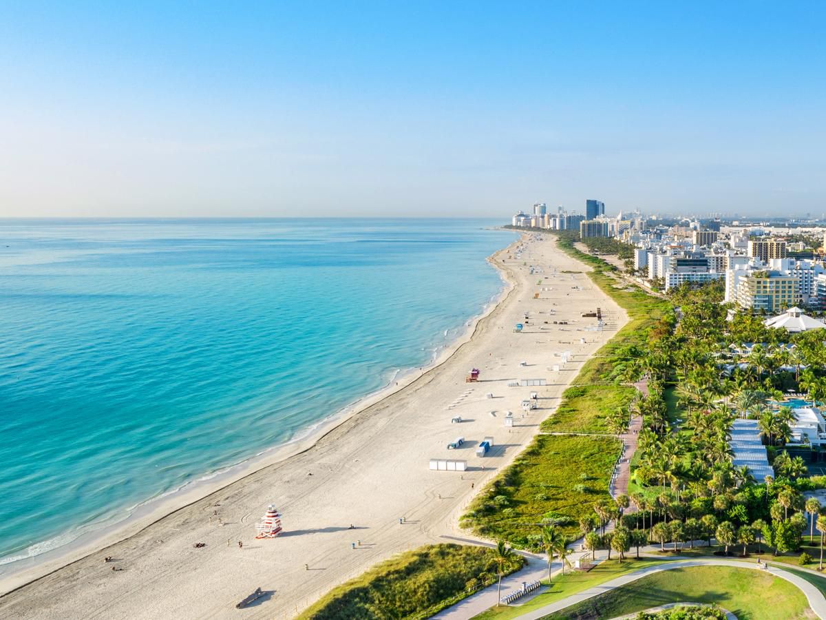 We give you access to a unique space on the iconic South Beach. When you stay at this hotel, you can enjoy lounge chairs and towels to relax under the Miami sun without any stress.