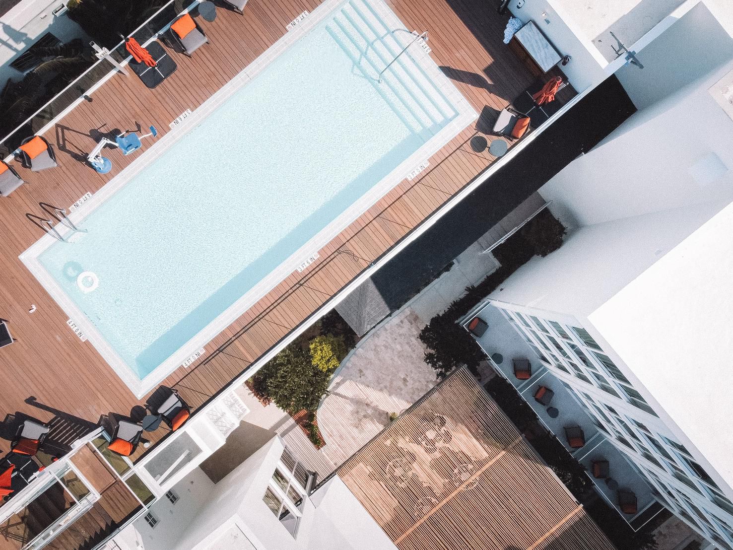 Take a dip in the pool after an unforgettable day in the heart of Miami Beach, and relax in the sun deck with your favorite drink, surrounded by the best art deco.