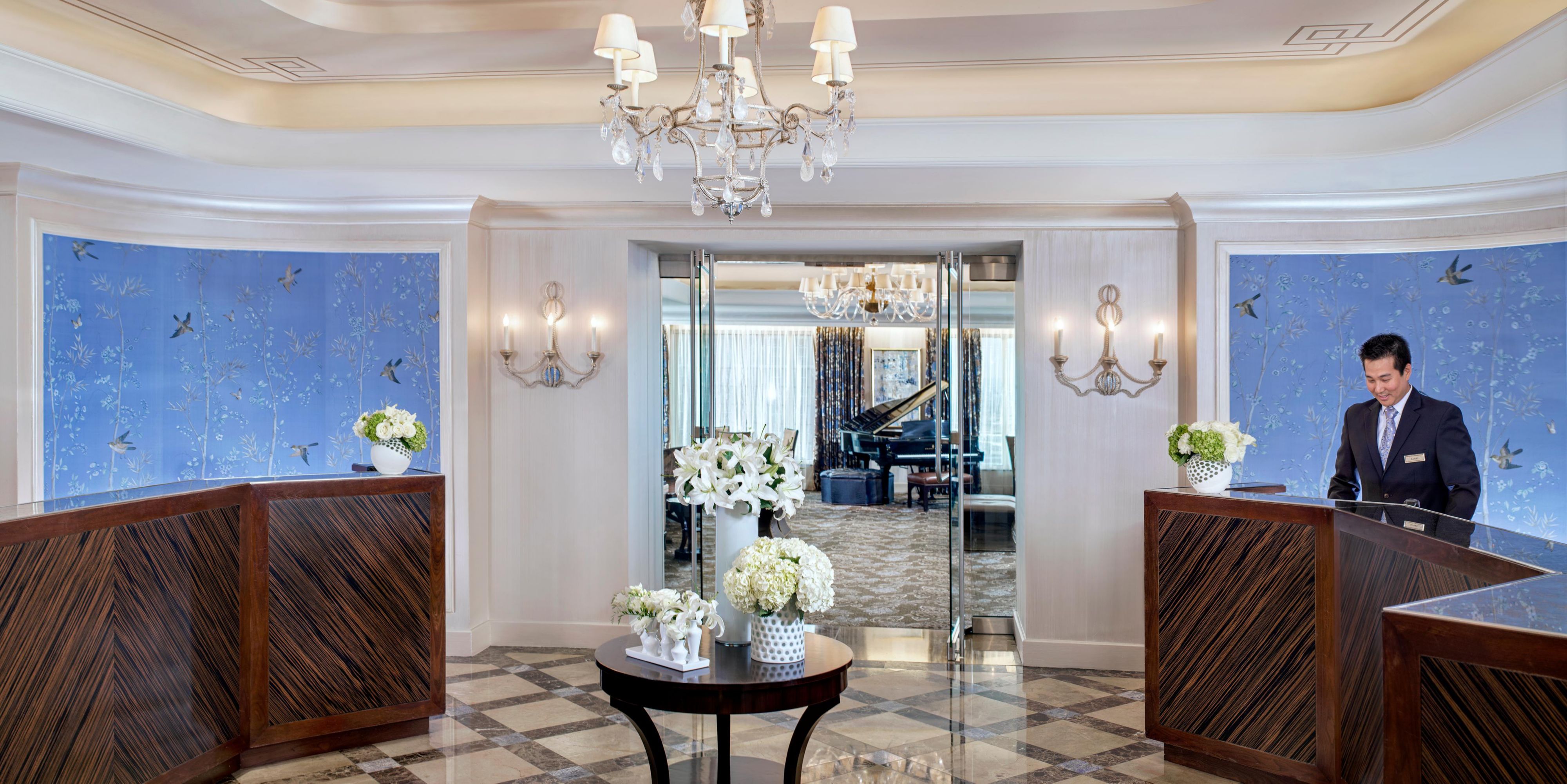 Arrive in style with Prestige Club Lounge. It all begins with a private Prosecco check-in, which is just a taste of all the upscale amenities that make your stay a luxurious one. You’ll receive exclusive access to the Prestige Club Lounge high above the Las Vegas Strip. Prestige features two distinct lounges, one in each tower. And access means you