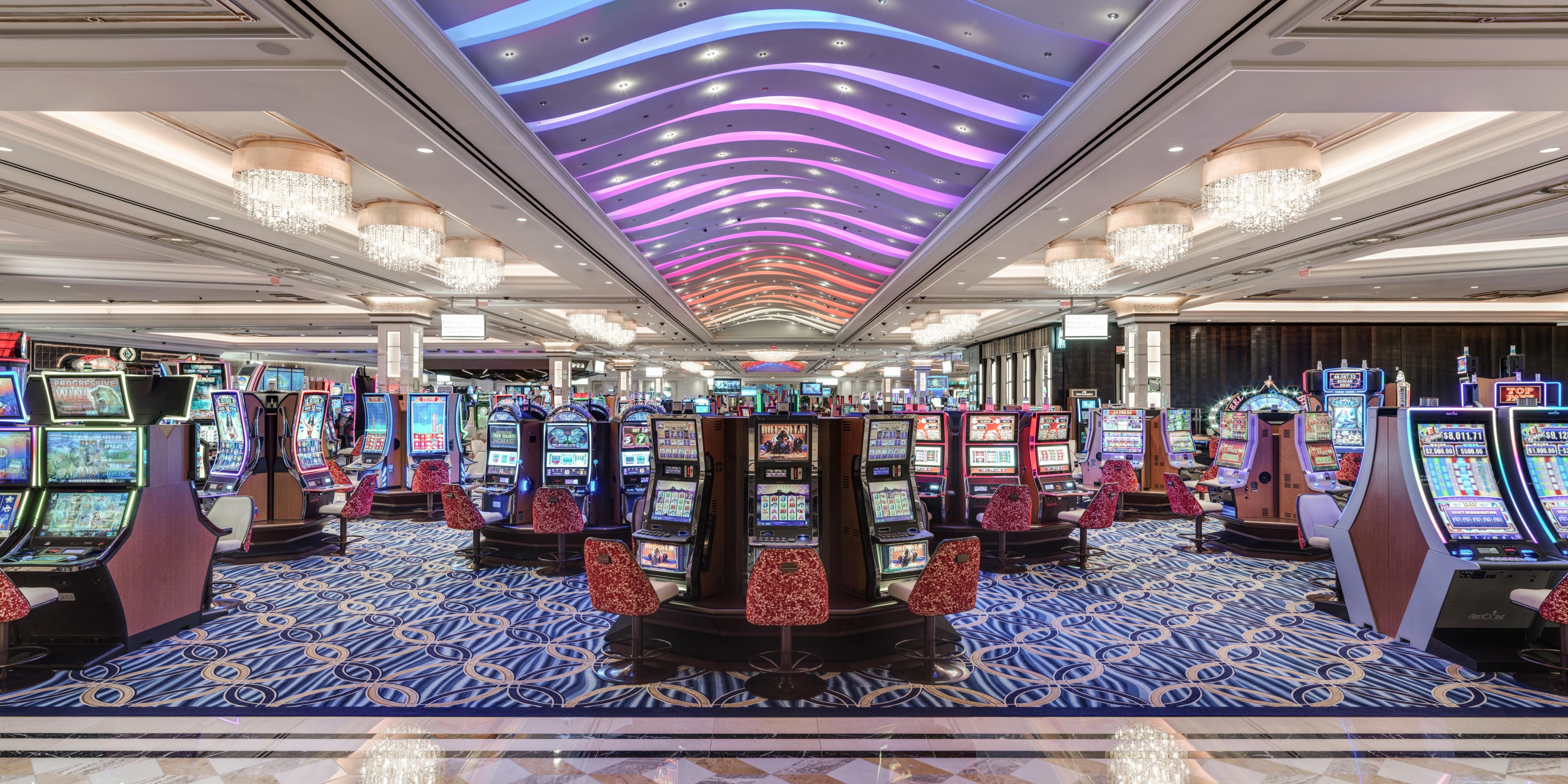 Hãy sẵn sàng cho cảm giác mạnh với trò chơi công nghệ cao ở Las Vegas. Venetian Resort có Electronic Gaming Collective, nơi bạn có thể chơi bốn trò chơi trên bàn khác nhau — tất cả từ cùng một chỗ ngồi, chia bài trực tiếp hoặc hoàn toàn tự động. Khám phá video poker hiện đại, máy đánh bạc, trò chơi trên bàn và phòng chơi poker 11 rộng 000sang trọng của họ. 