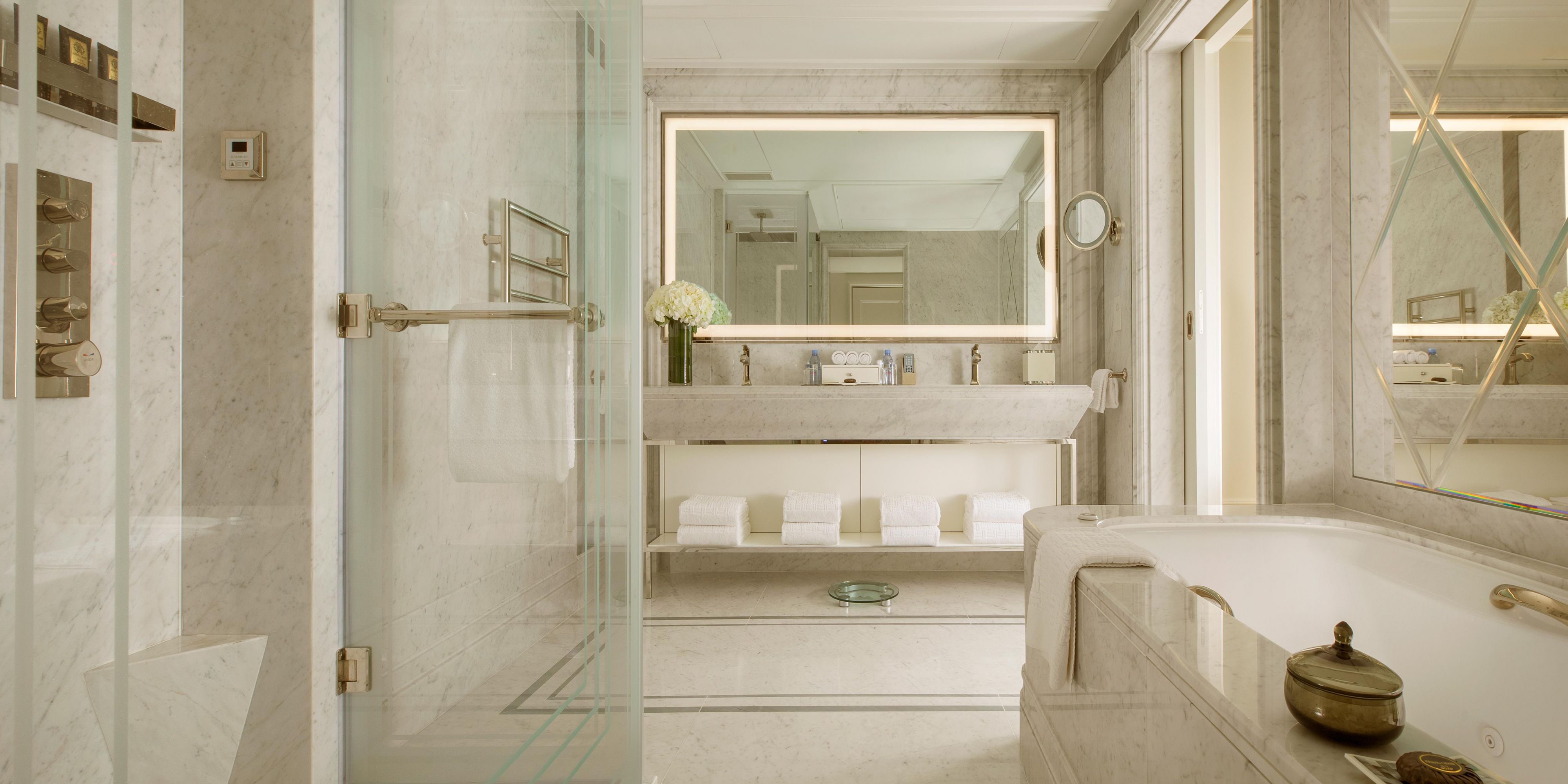 Marseille Tower View Suite - Bathroom