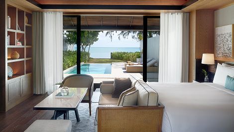 海を一望するプライベートプール付きのホテルベッドルーム