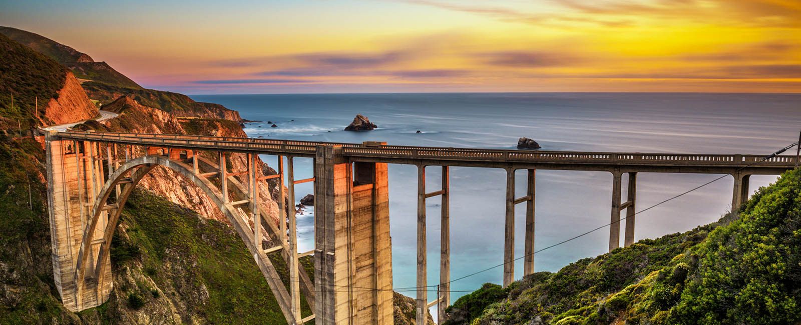 Vista del ponte Bixby Creek a Big Sur, California al tramonto