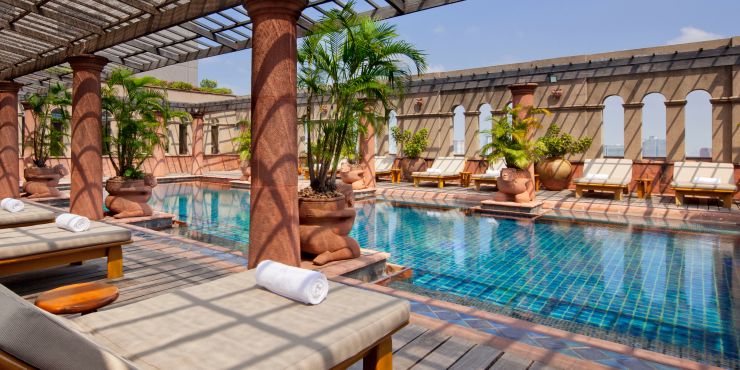 Image of a pool deck at an IHG Hotel