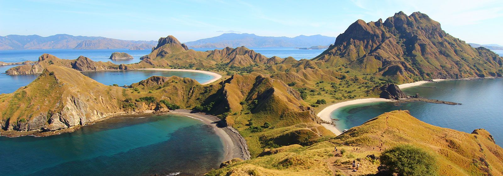 pequeña isla montañosa rodeada de agua 