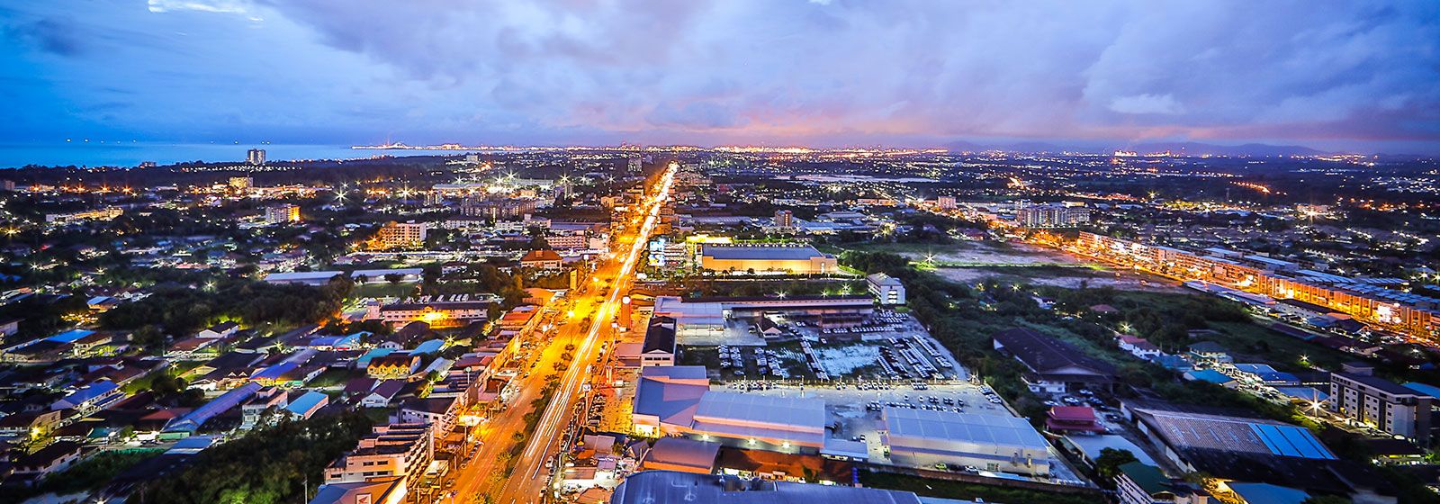 cidade de Rayong à noite iluminada pelas luzes da cidade 