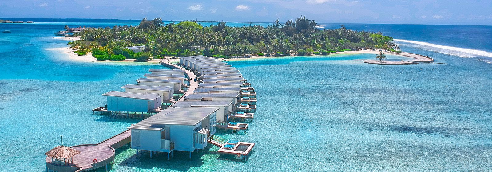 Pemandangan Holiday Inn Resort di atas perairan Maladewa
