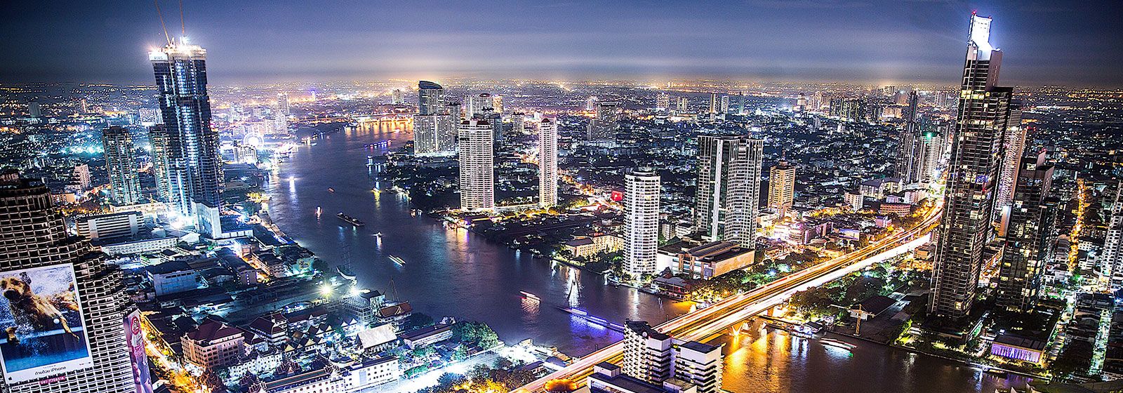 วิว Arial ของสถานบันเทิงยามค่ำคืนในเมืองไทยที่คึกคัก